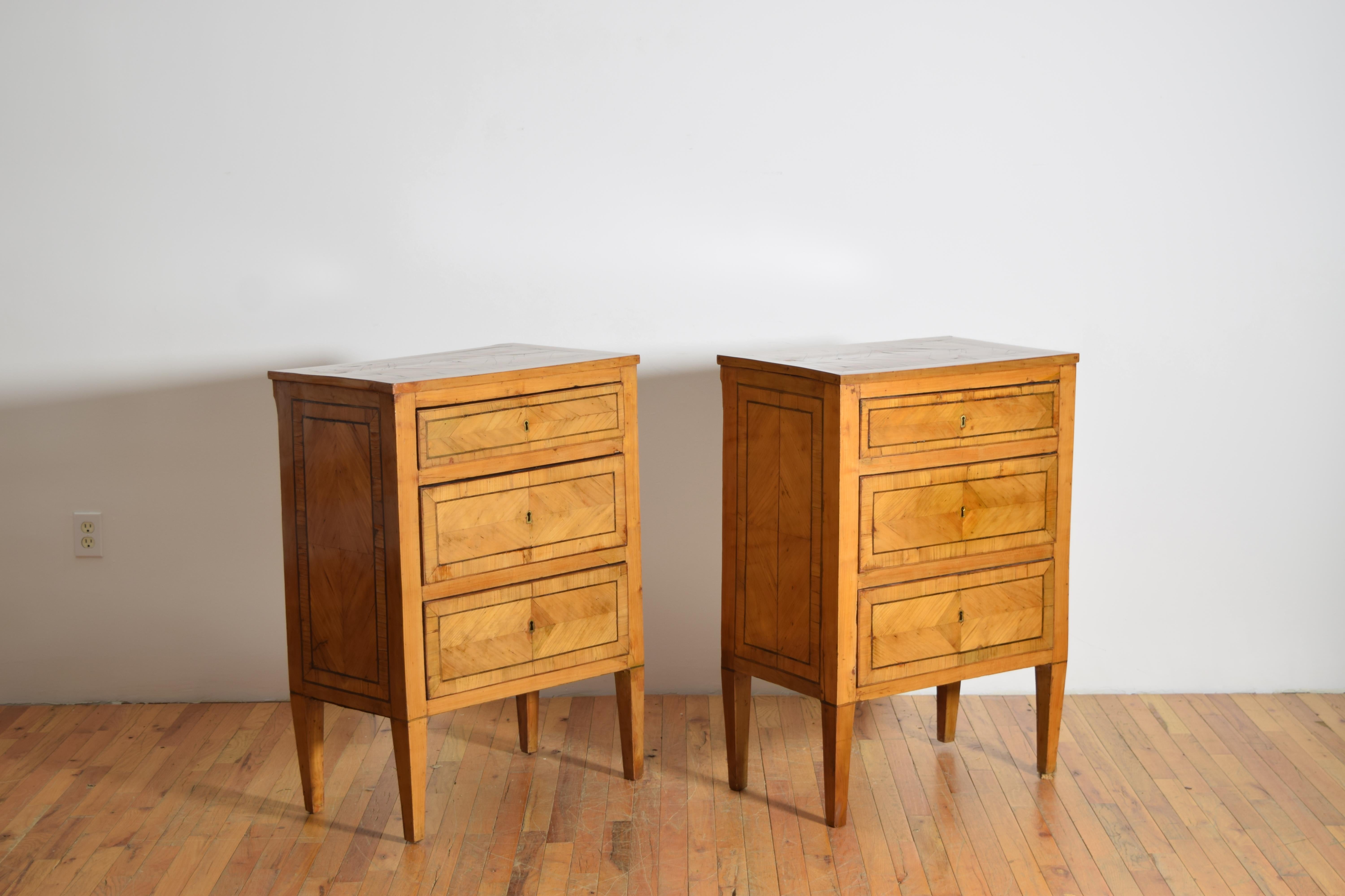 Coppia di comodini Biedermeier tedeschi rivestiti in acero, 1820 ca. In condizioni buone in vendita a Atlanta, GA