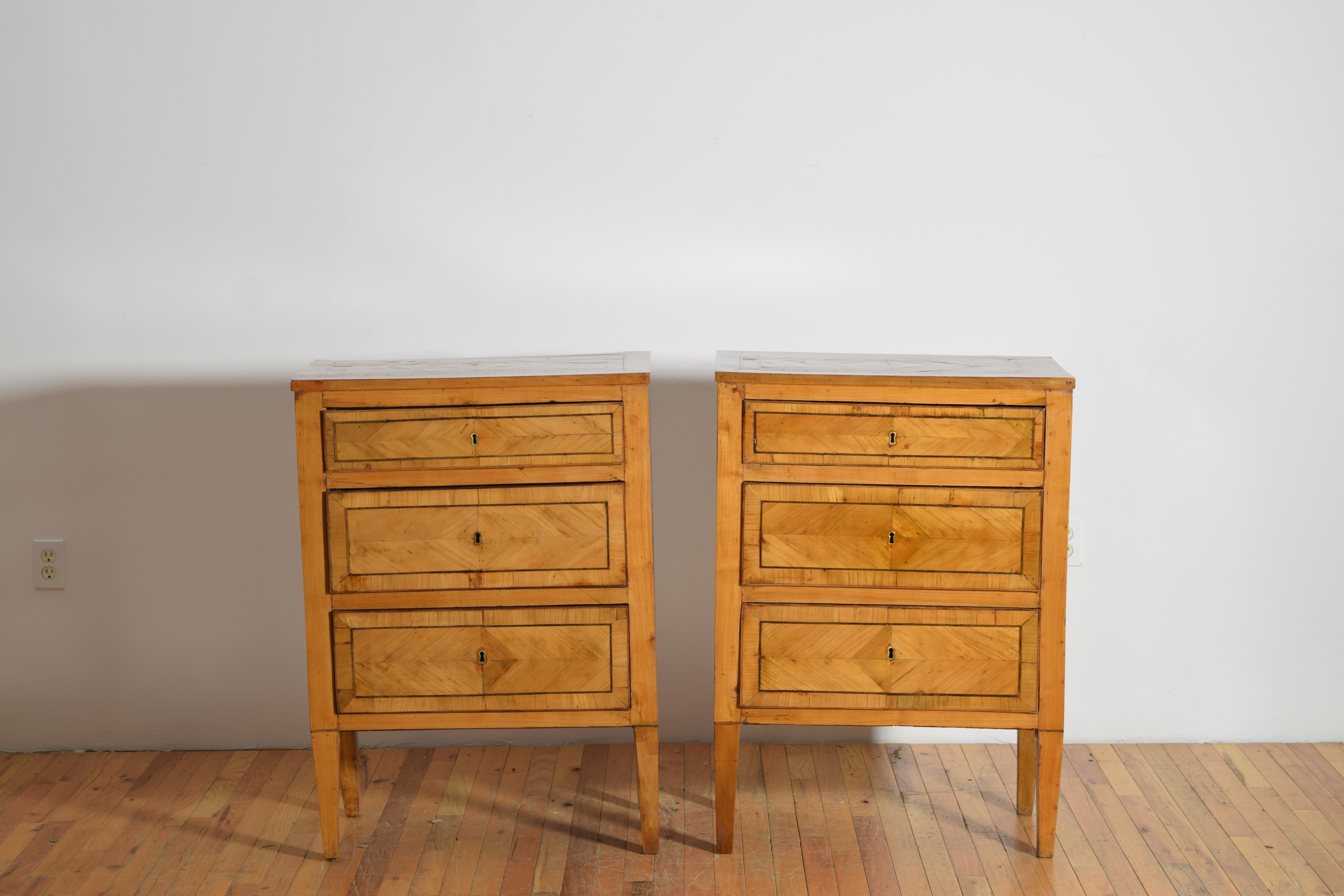 Deutsche Biedermeier-Beistellkommoden aus Ahornholz mit Buchmatch-Veneer, ca. 1820, Paar im Angebot 1