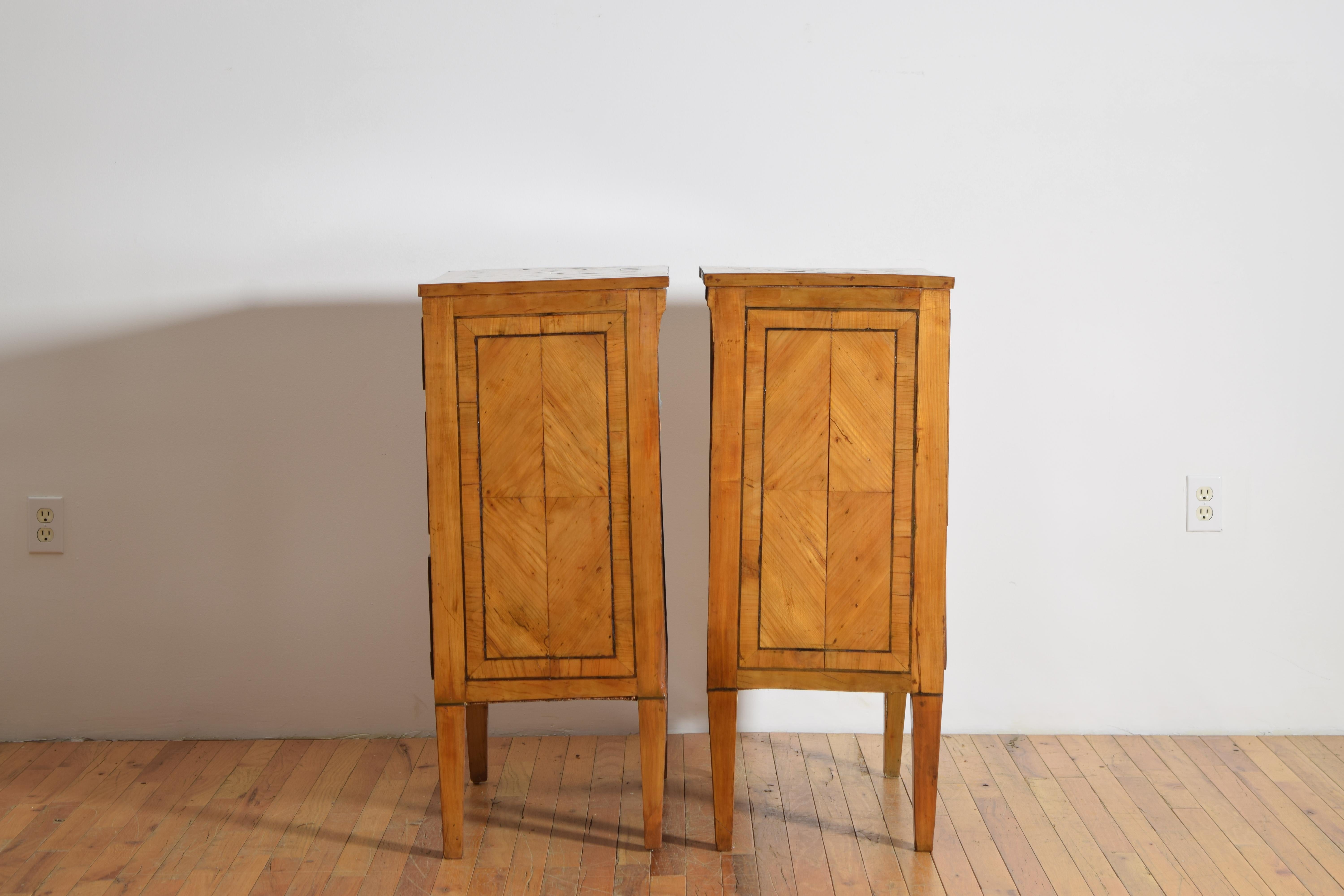 Deutsche Biedermeier-Beistellkommoden aus Ahornholz mit Buchmatch-Veneer, ca. 1820, Paar im Angebot 2