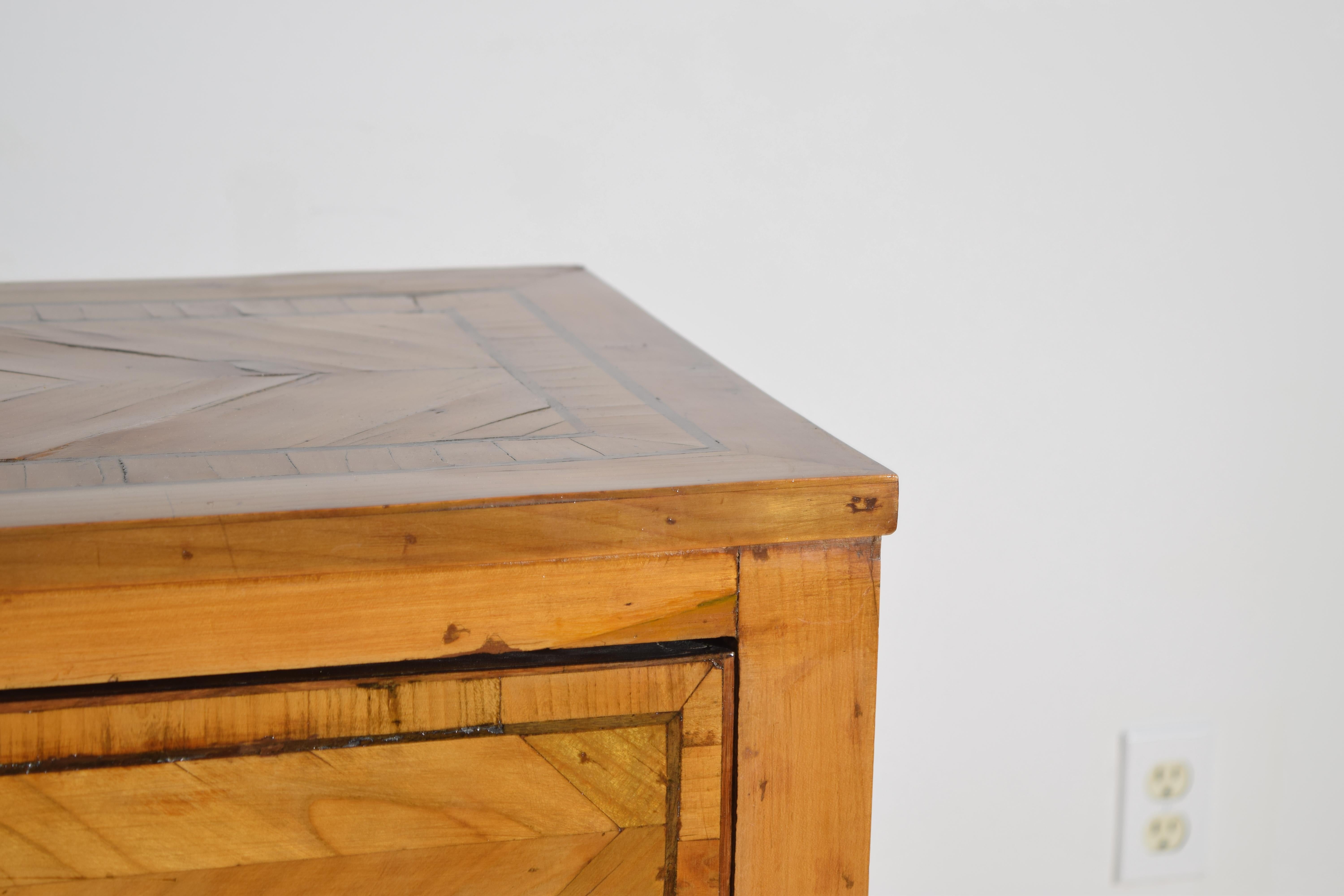 Deutsche Biedermeier-Beistellkommoden aus Ahornholz mit Buchmatch-Veneer, ca. 1820, Paar im Angebot 5
