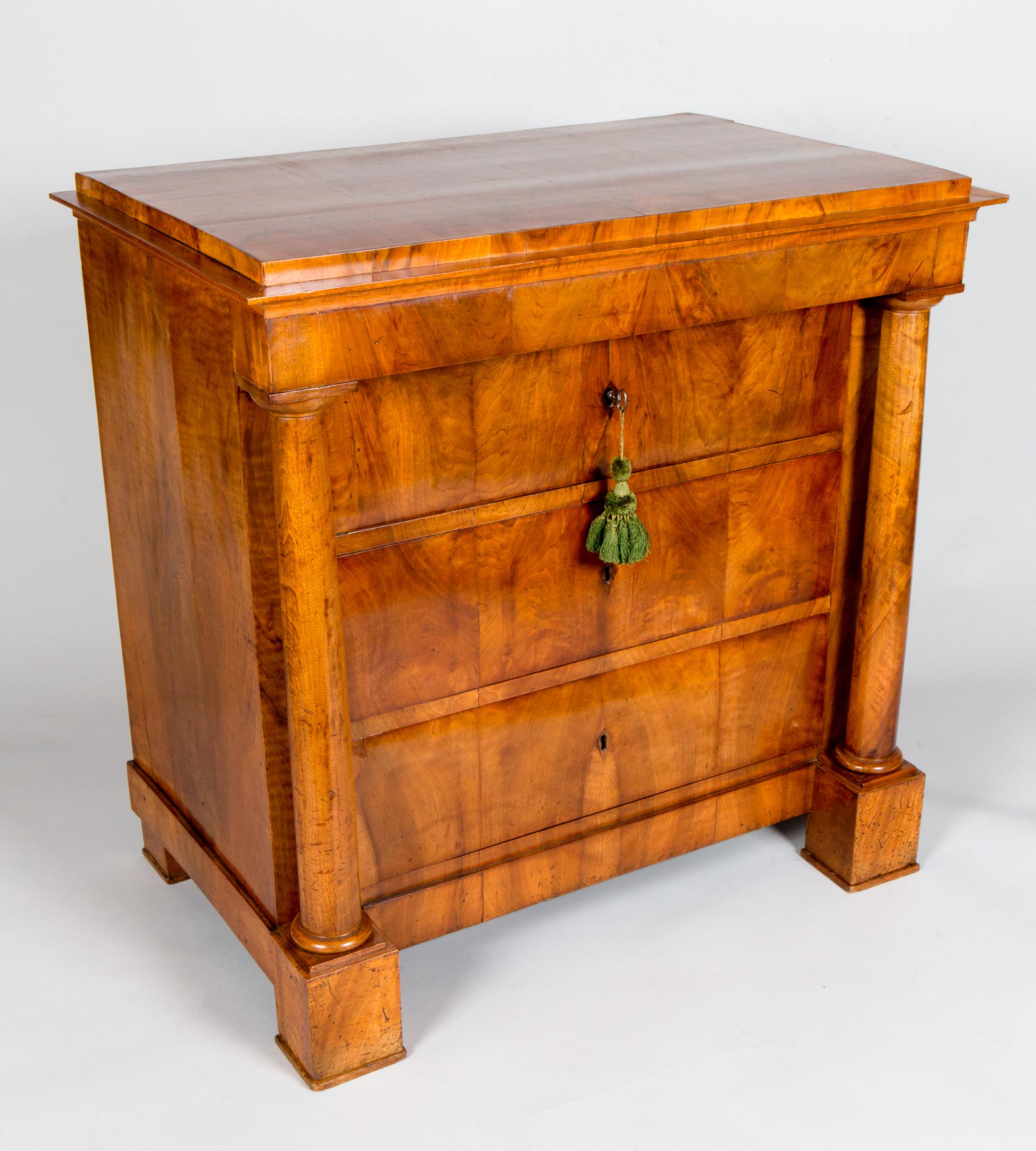 German Biedermeier Walnut Chest of Drawers In Good Condition In Hudson, NY