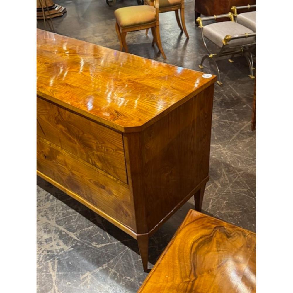 Cómoda alemana Biedermeier de nogal en venta 1