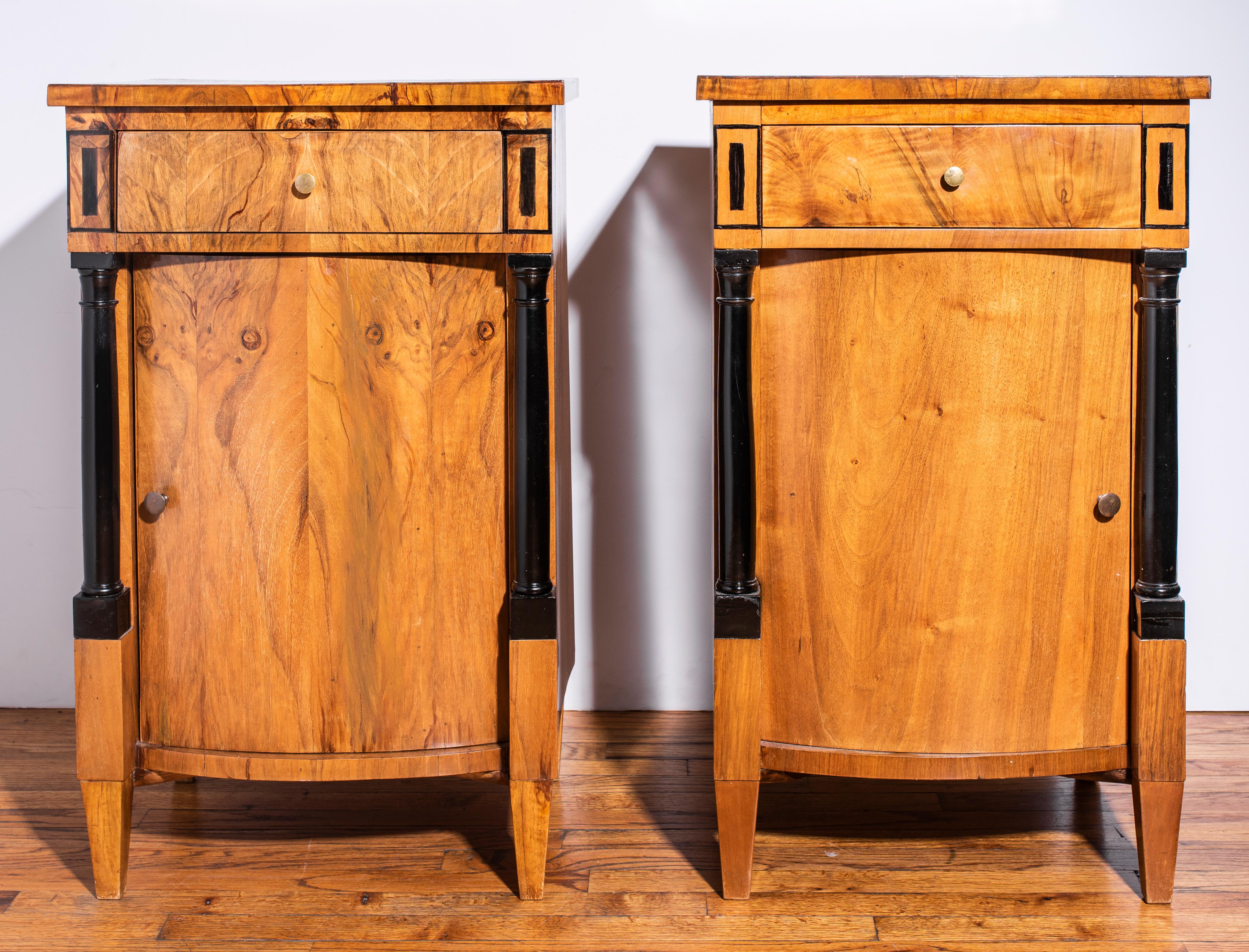 German Biedermeier pair of walnut nightstands with ebonized columns and detailing, early to mid-19th century. 33