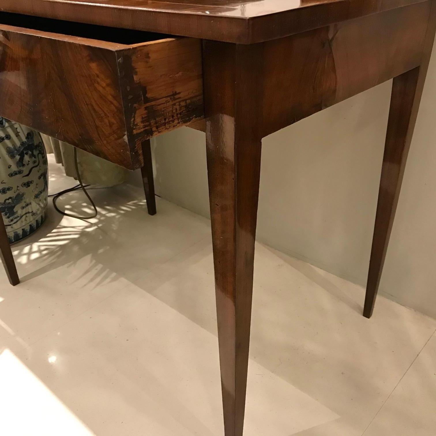 Early 19th Century German Biedermeier Walnut Veneer Inlay Writing Centre Table with One Drawer For Sale