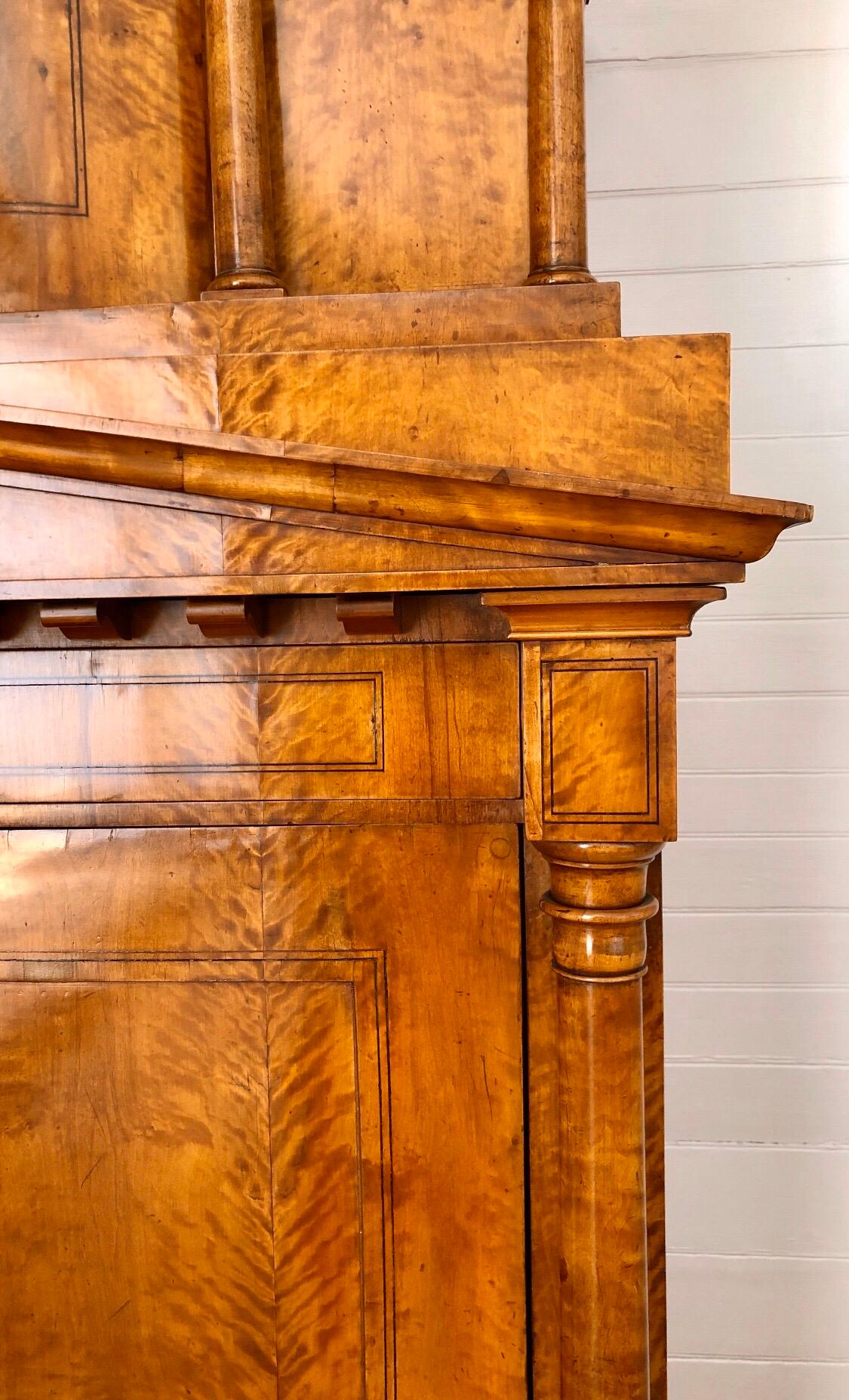 Abbatante Biedermeier tedesco in betulla con frontone architettonico in vendita 5