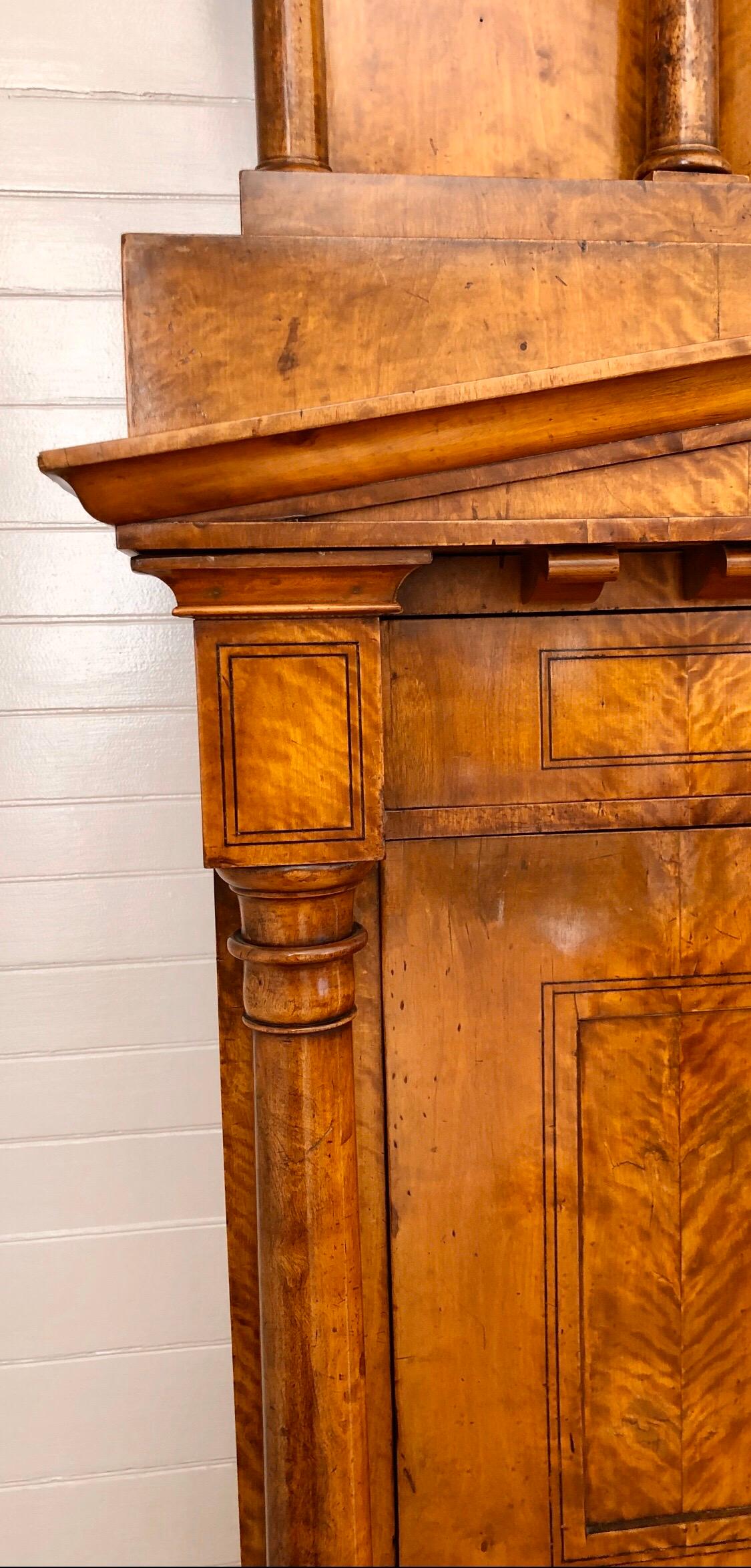 Abbatante Biedermeier tedesco in betulla con frontone architettonico in vendita 6