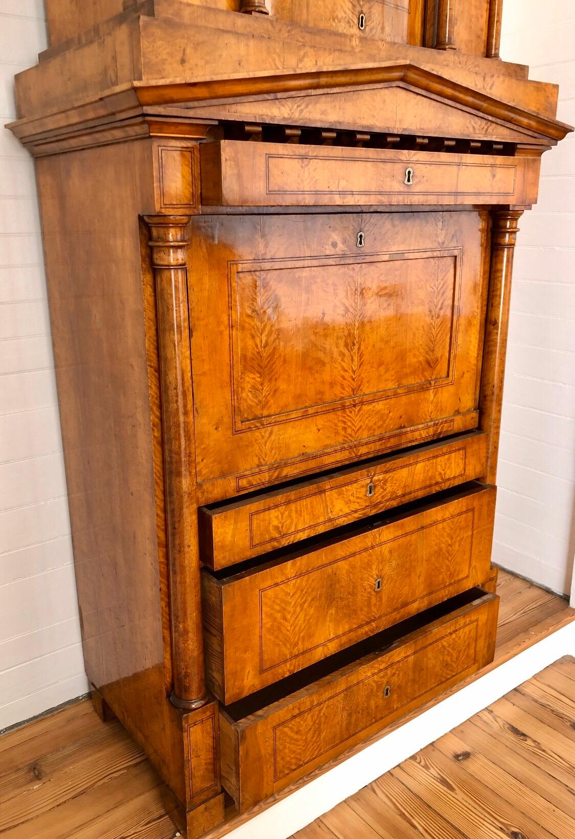 Abbatante Biedermeier tedesco in betulla con frontone architettonico in vendita 7