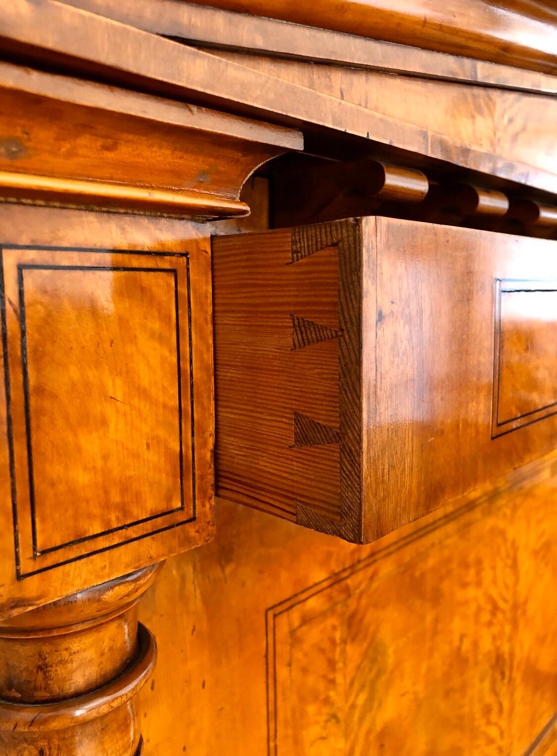Abbatante Biedermeier tedesco in betulla con frontone architettonico in vendita 8