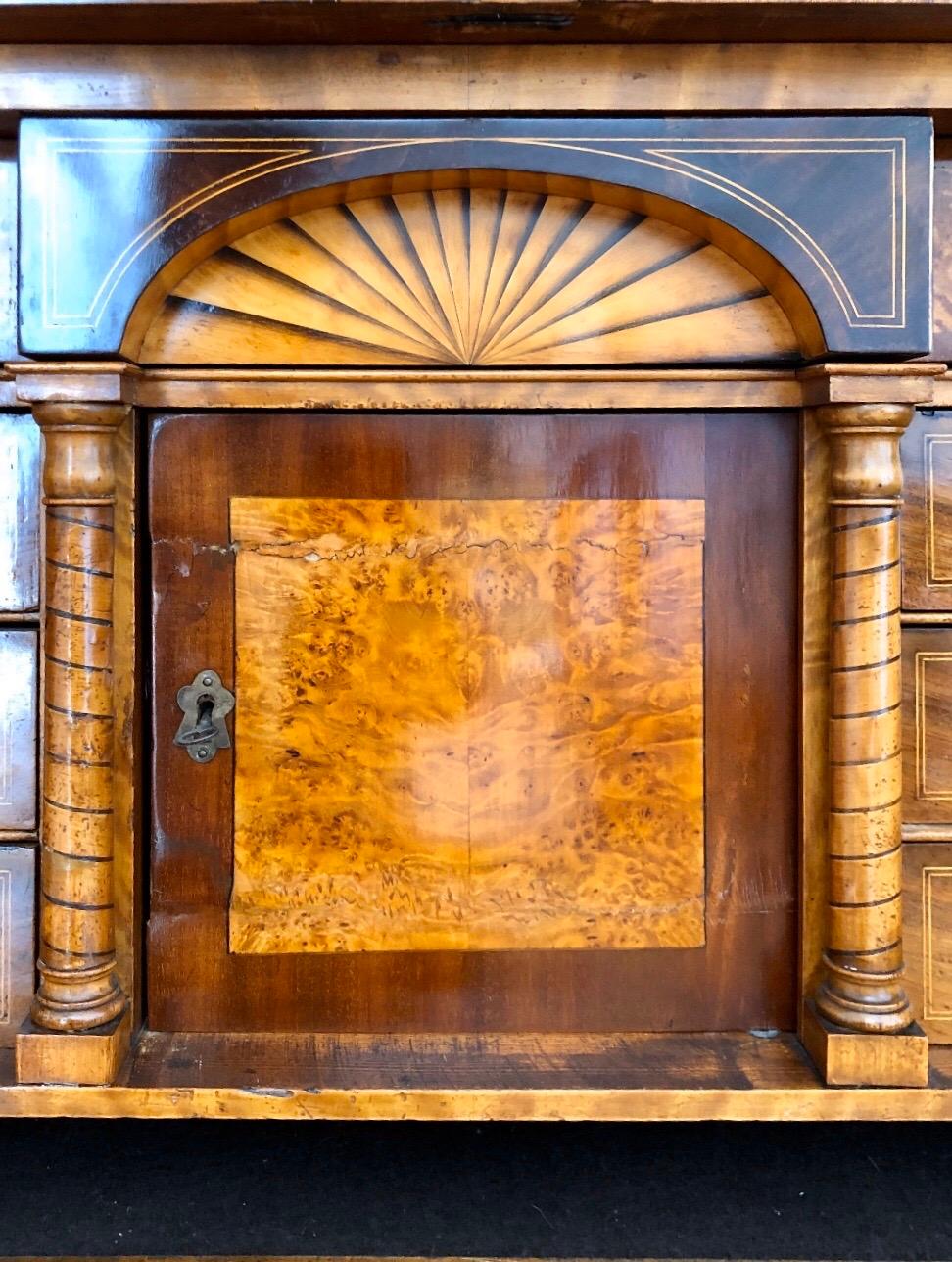 Abbatante Biedermeier tedesco in betulla con frontone architettonico in vendita 9