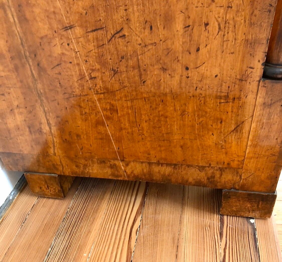 Abbatante Biedermeier tedesco in betulla con frontone architettonico in vendita 12