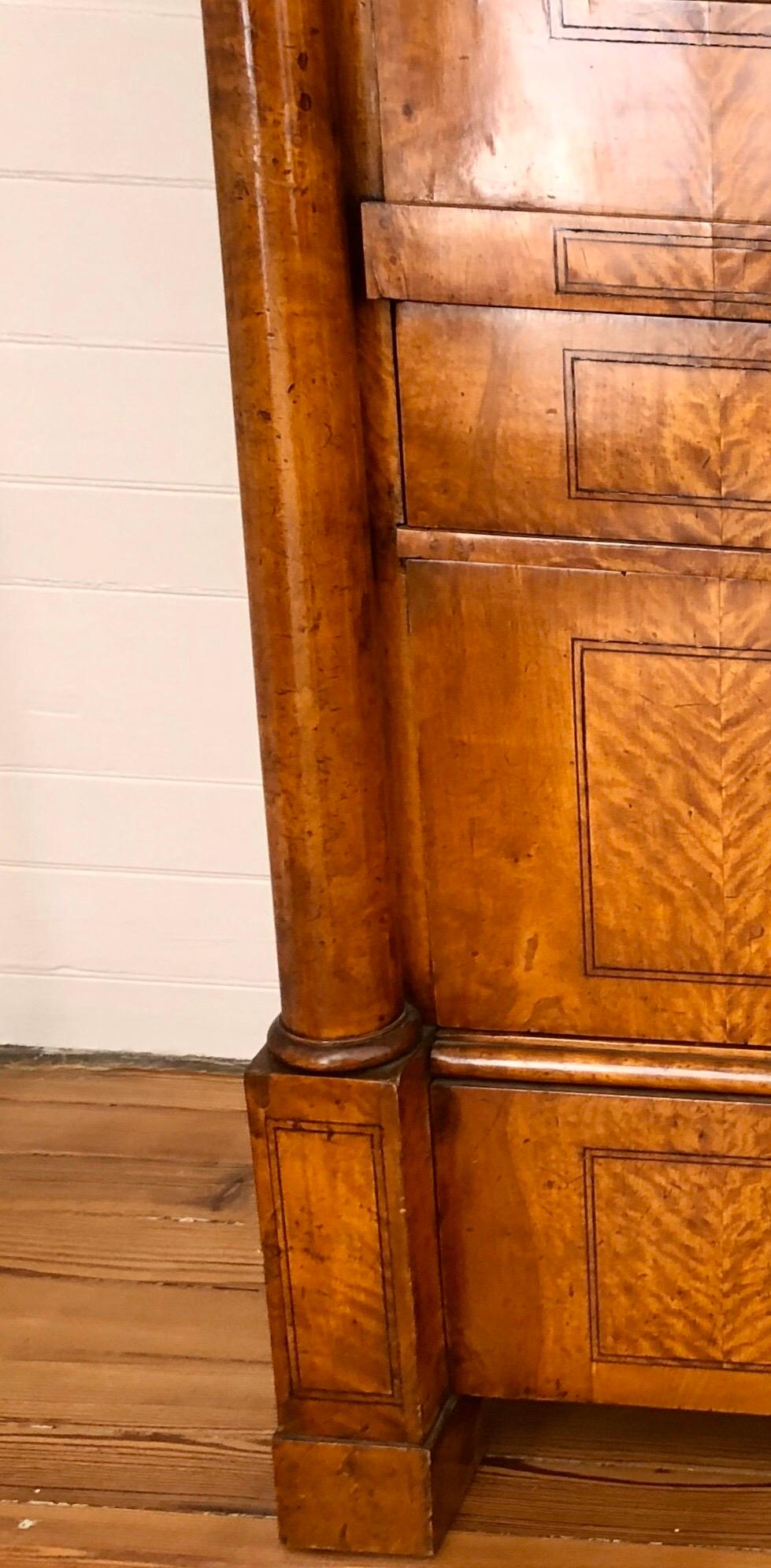 Abbatante Biedermeier tedesco in betulla con frontone architettonico in vendita 1