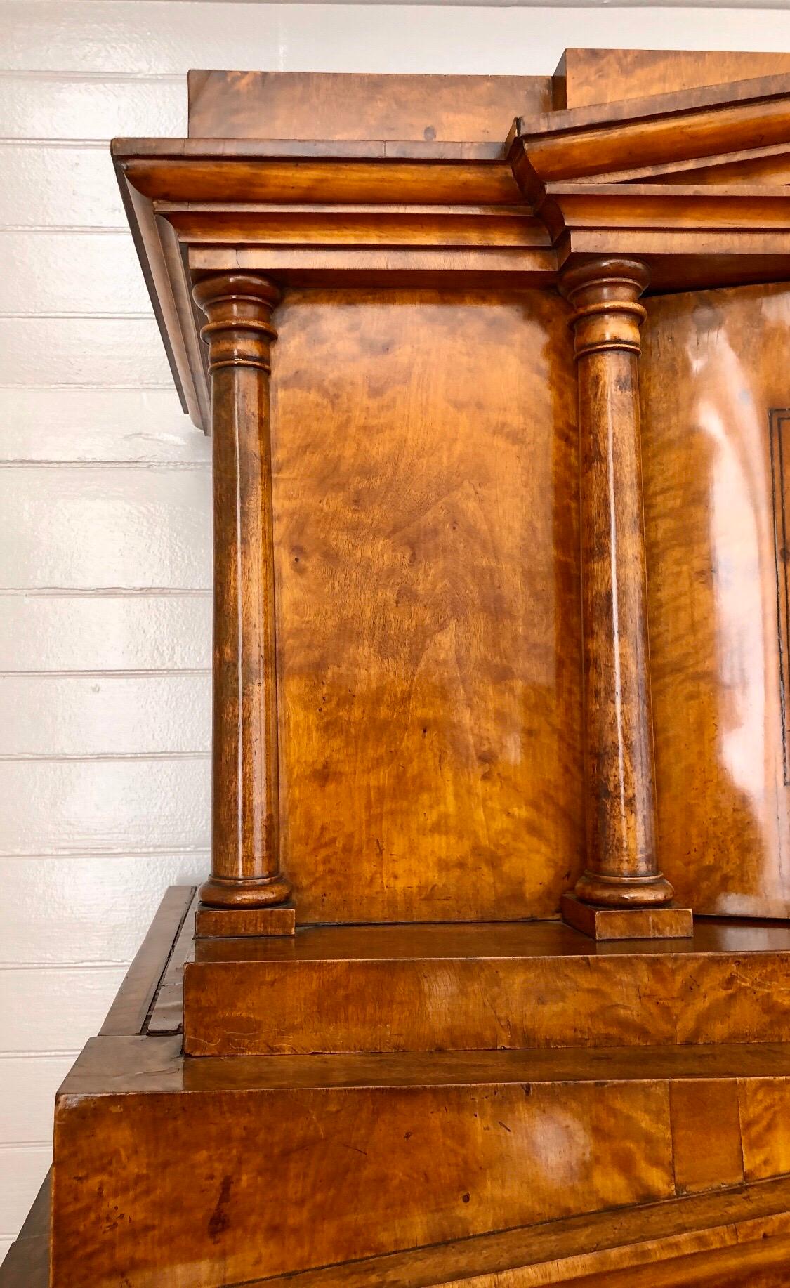 Abbatante Biedermeier tedesco in betulla con frontone architettonico in vendita 2