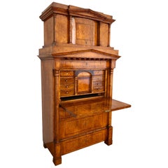 Abbatante Biedermeier tedesco in betulla con frontone architettonico