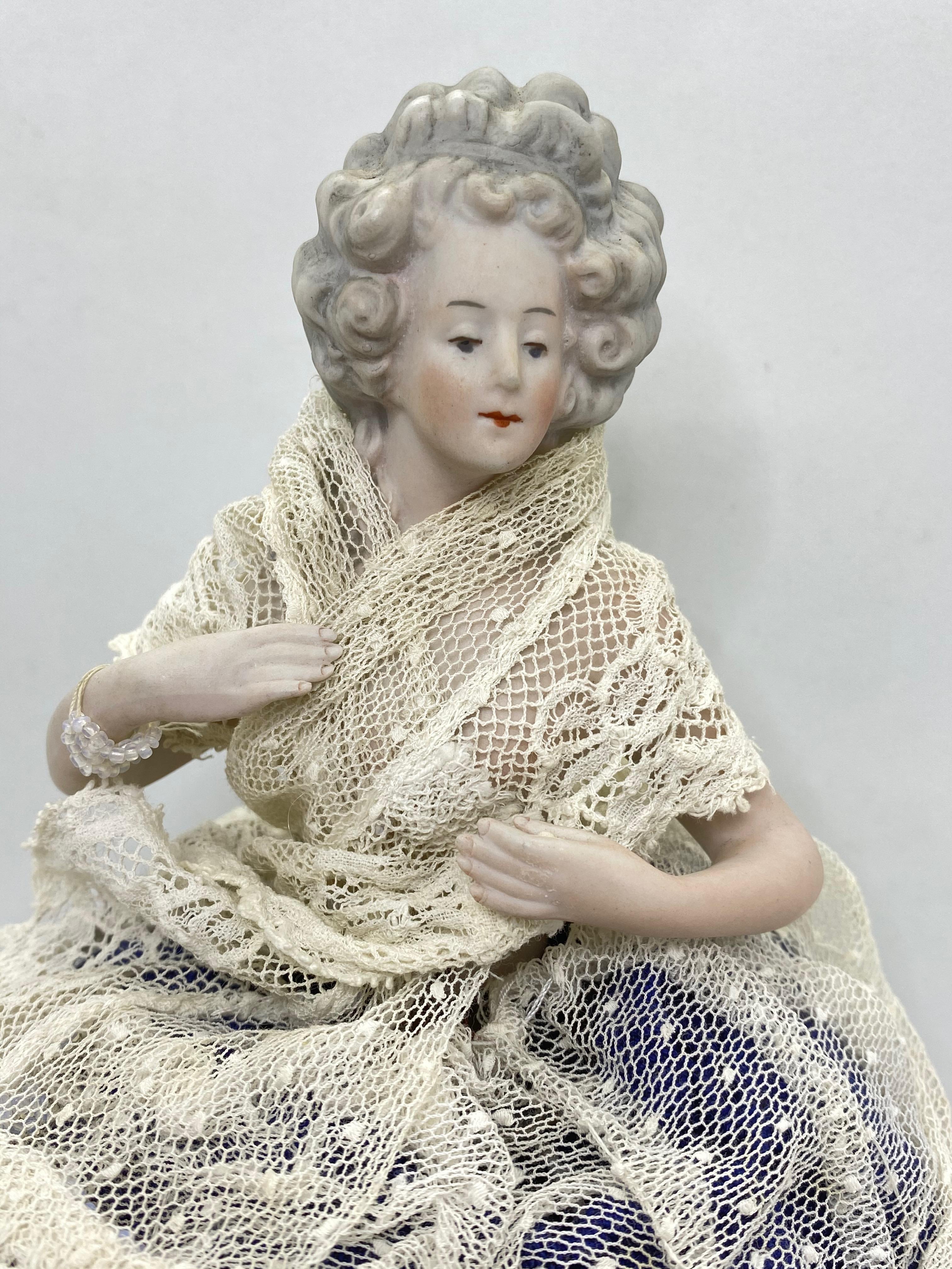 Allemand Poupée en porcelaine biscuit allemande avec jupe en dentelle en fil de fer d'origine, années 1910 en vente