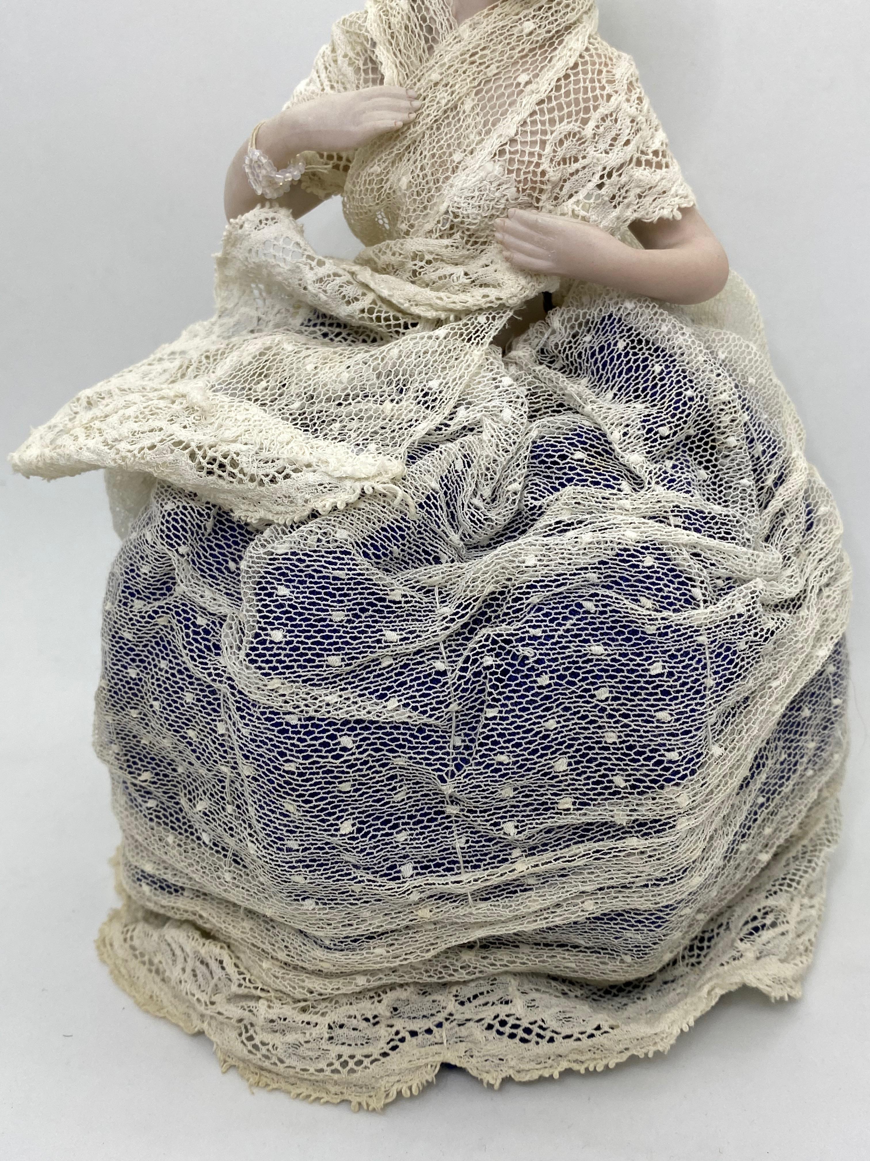 Poupée en porcelaine biscuit allemande avec jupe en dentelle en fil de fer d'origine, années 1910 Bon état - En vente à Nuernberg, DE