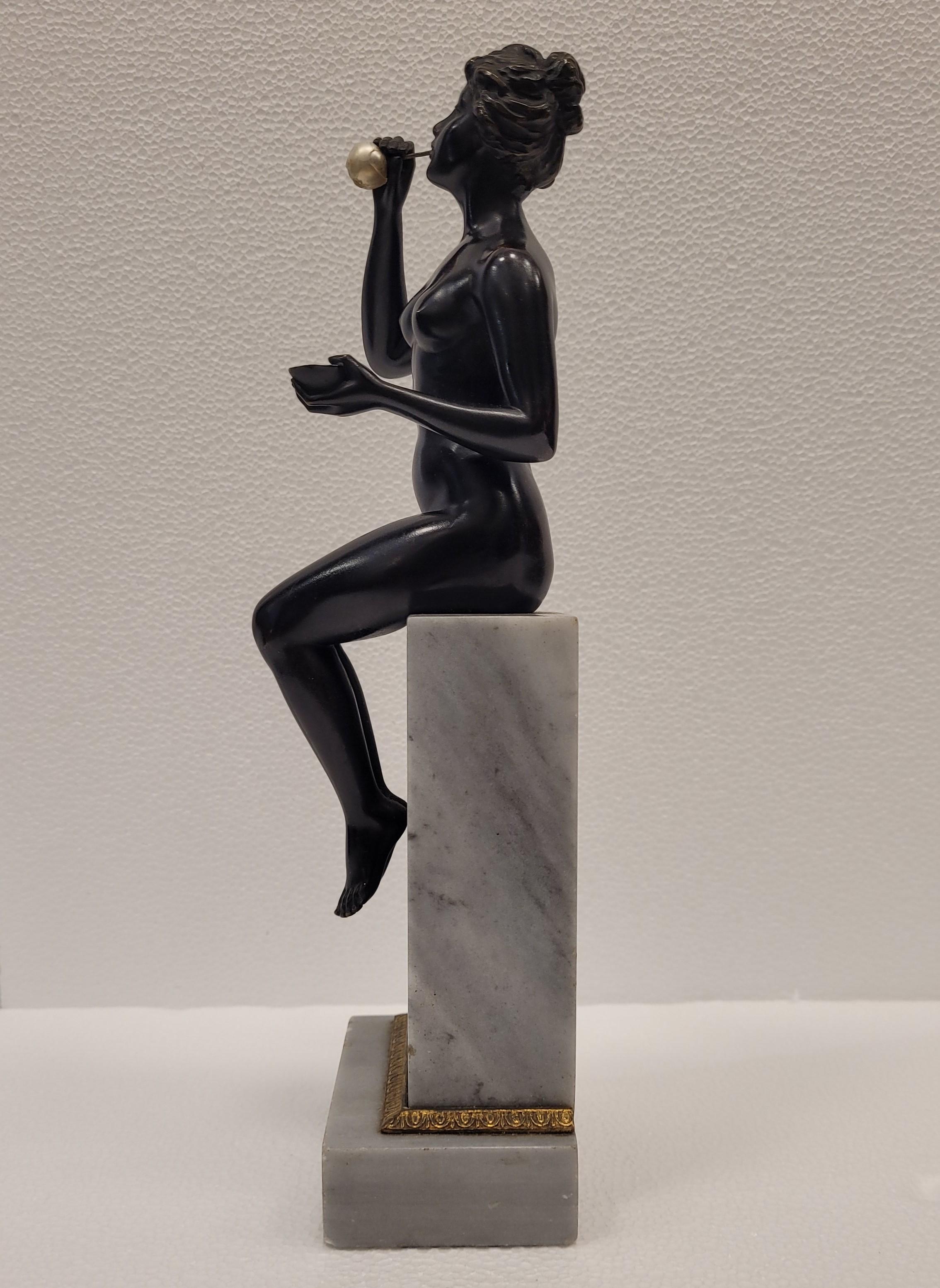 Sculpture Art Nouveau allemande en bronze noir et blanc, femme soufflant des bulles en vente 11