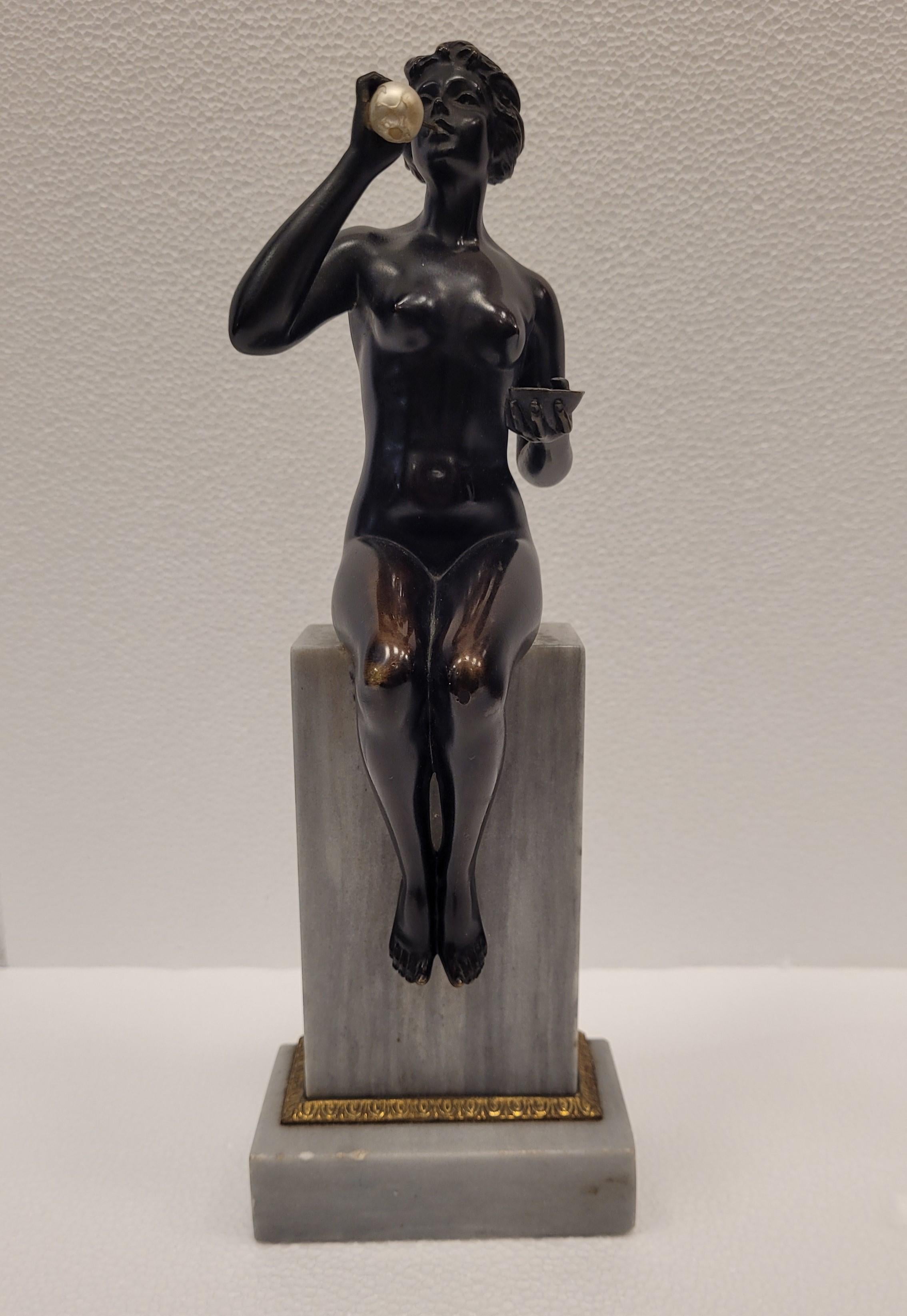 Sehr schön  und raffinierte antike dunkel patinierte massive Bronzeskulptur, die eine nackte Frau darstellt, die Seifenblasen bläst
Sie ist deutschen Ursprungs und stammt aus der Zeit um 1920. Nicht signiert.

Diese schöne Frau sitzt auf einem