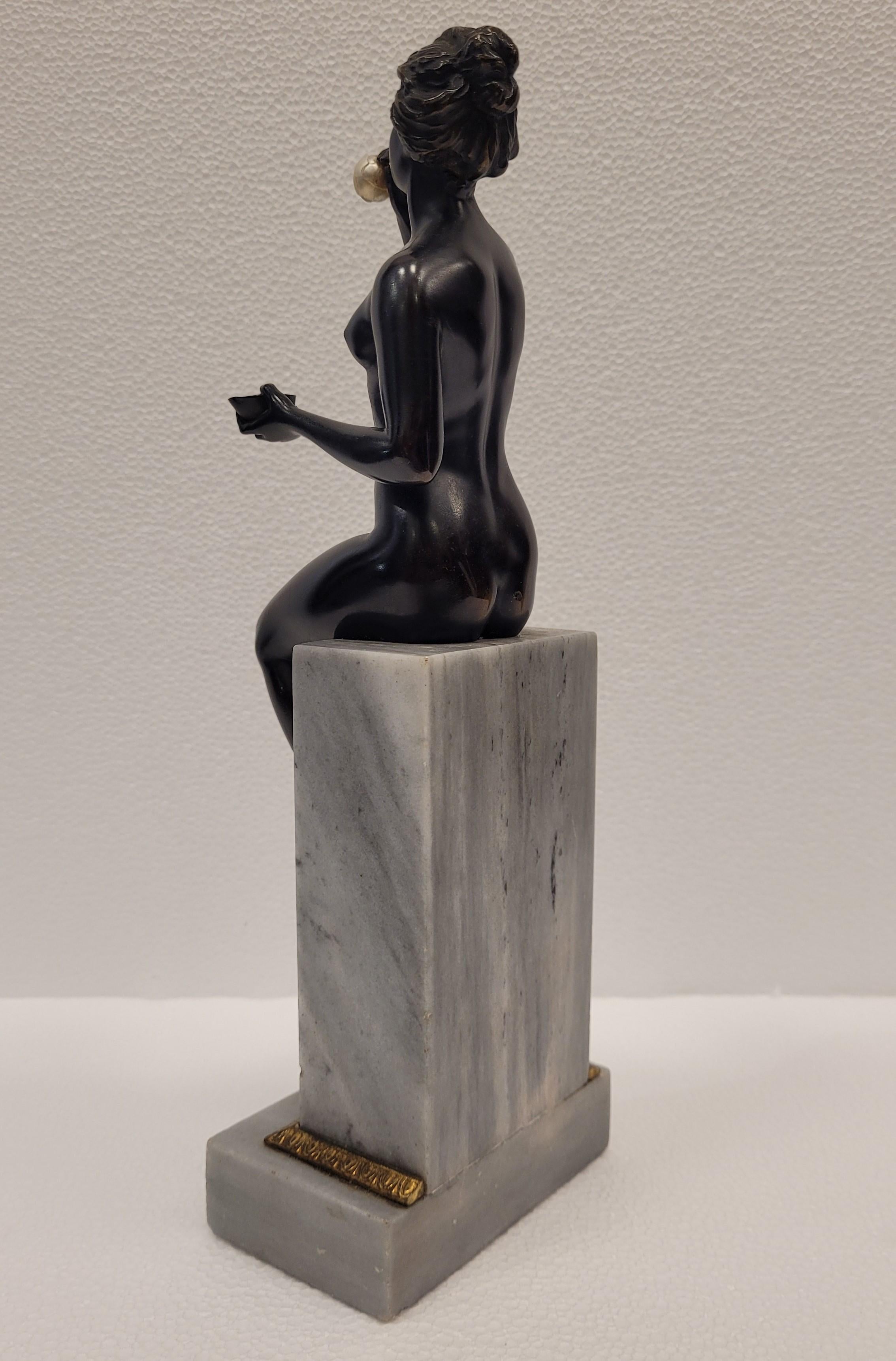Escultura Art Nouveau alemana de bronce negro y mármol blanco, mujer soplando burbujas en venta 13