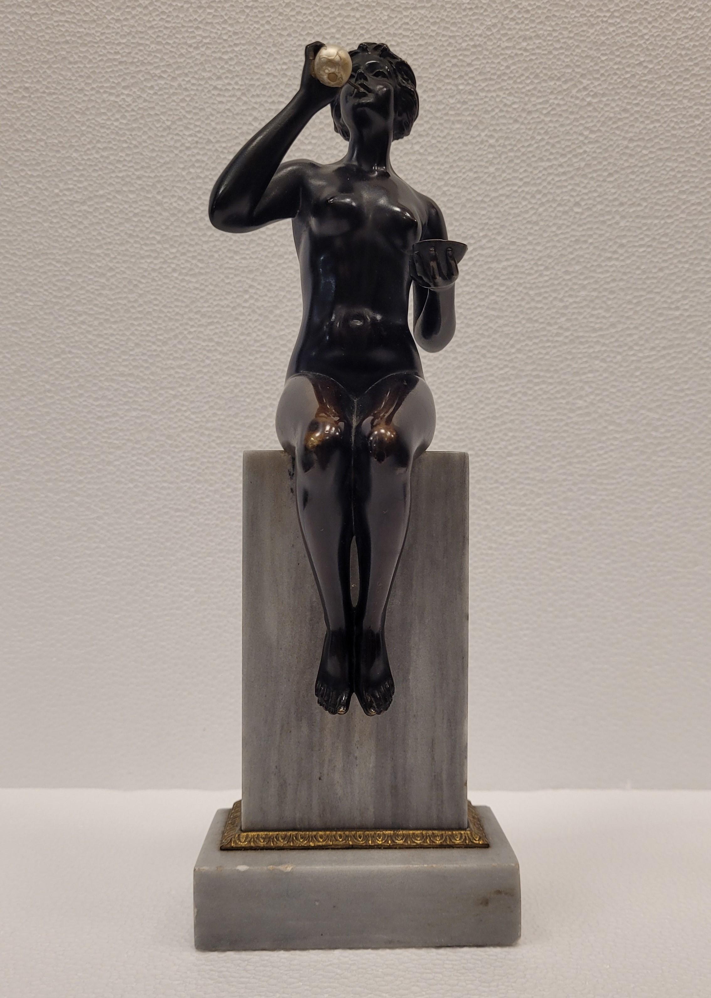 Escultura Art Nouveau alemana de bronce negro y mármol blanco, mujer soplando burbujas Hecho a mano en venta