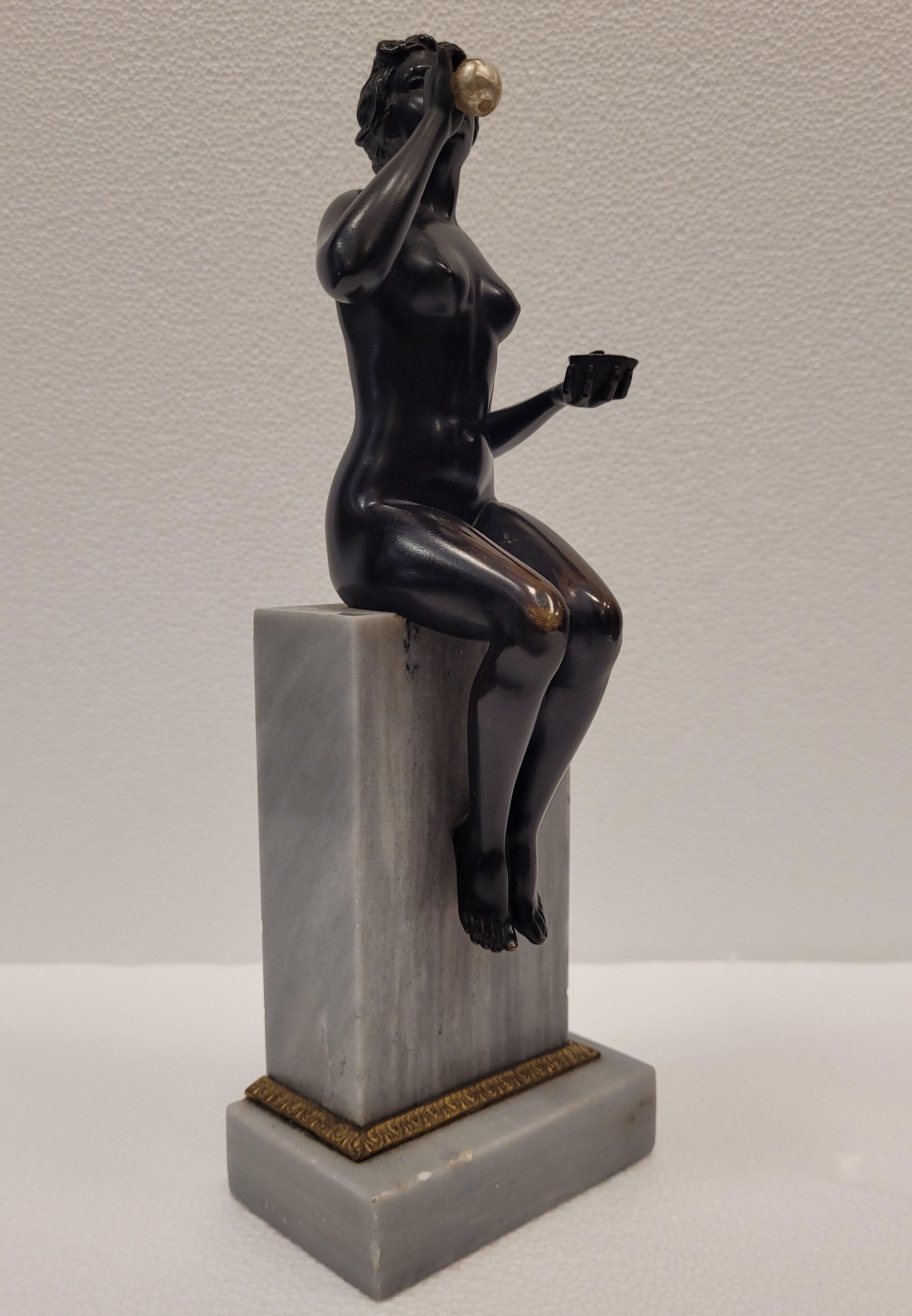 Deutsche Jugendstil-Skulptur einer Frau aus schwarzer Bronze und weißem Marmor, mundgeblasener Bronze im Zustand „Gut“ im Angebot in Valladolid, ES