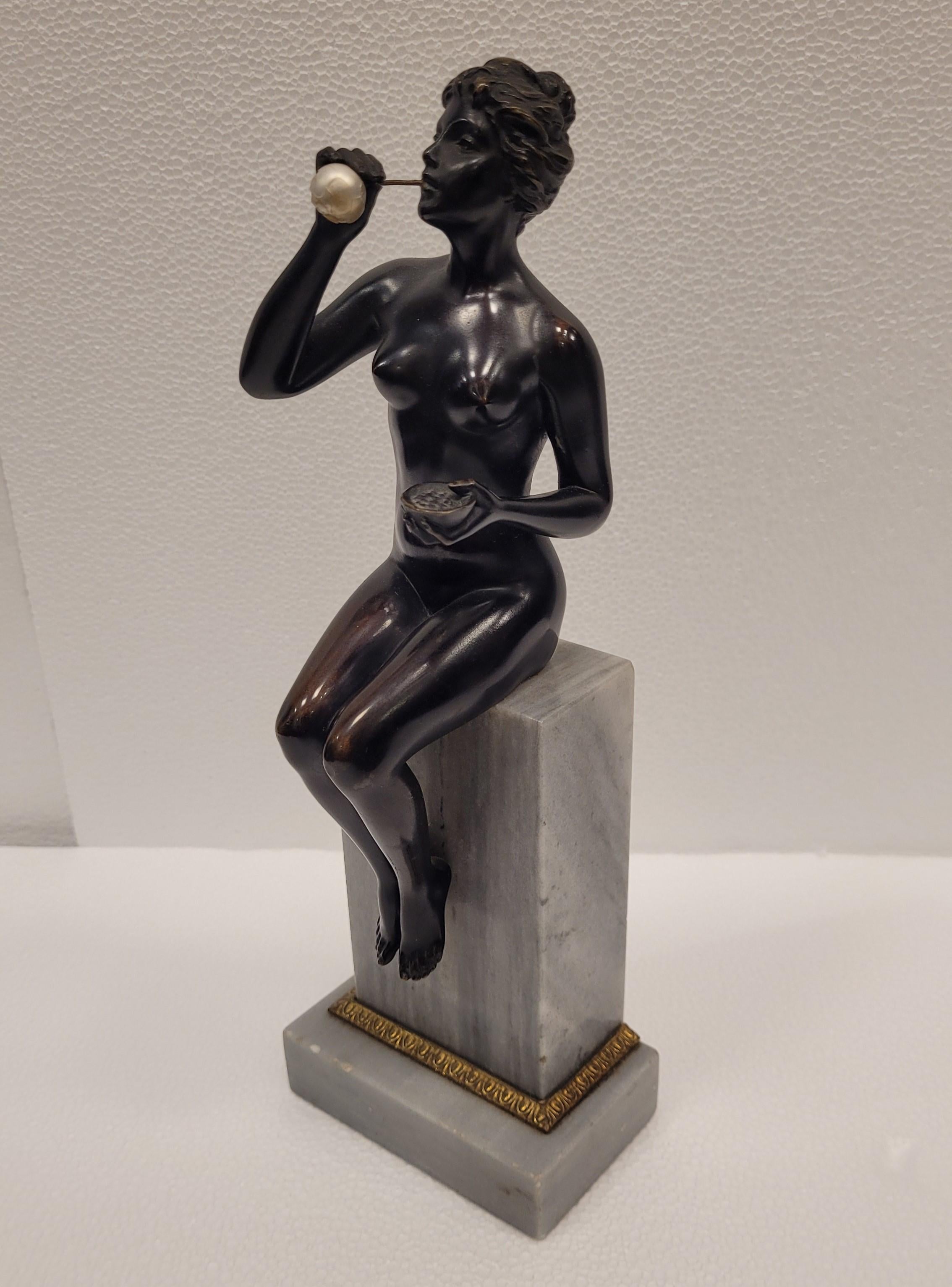 Deutsche Jugendstil-Skulptur einer Frau aus schwarzer Bronze und weißem Marmor, mundgeblasener Bronze im Angebot 2