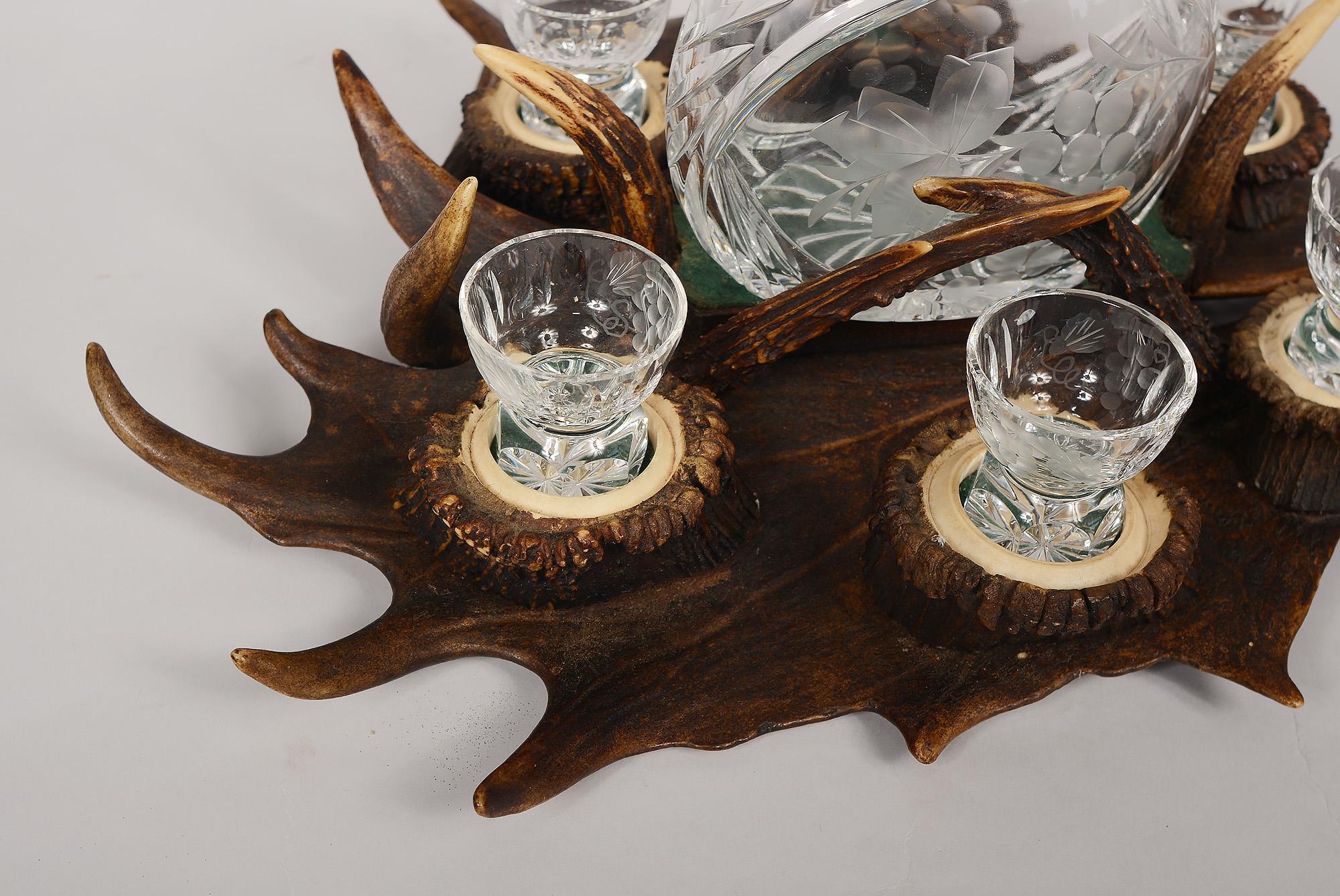 Plateau en bois de cerf de Black Forest avec carafe et verres en vente 3