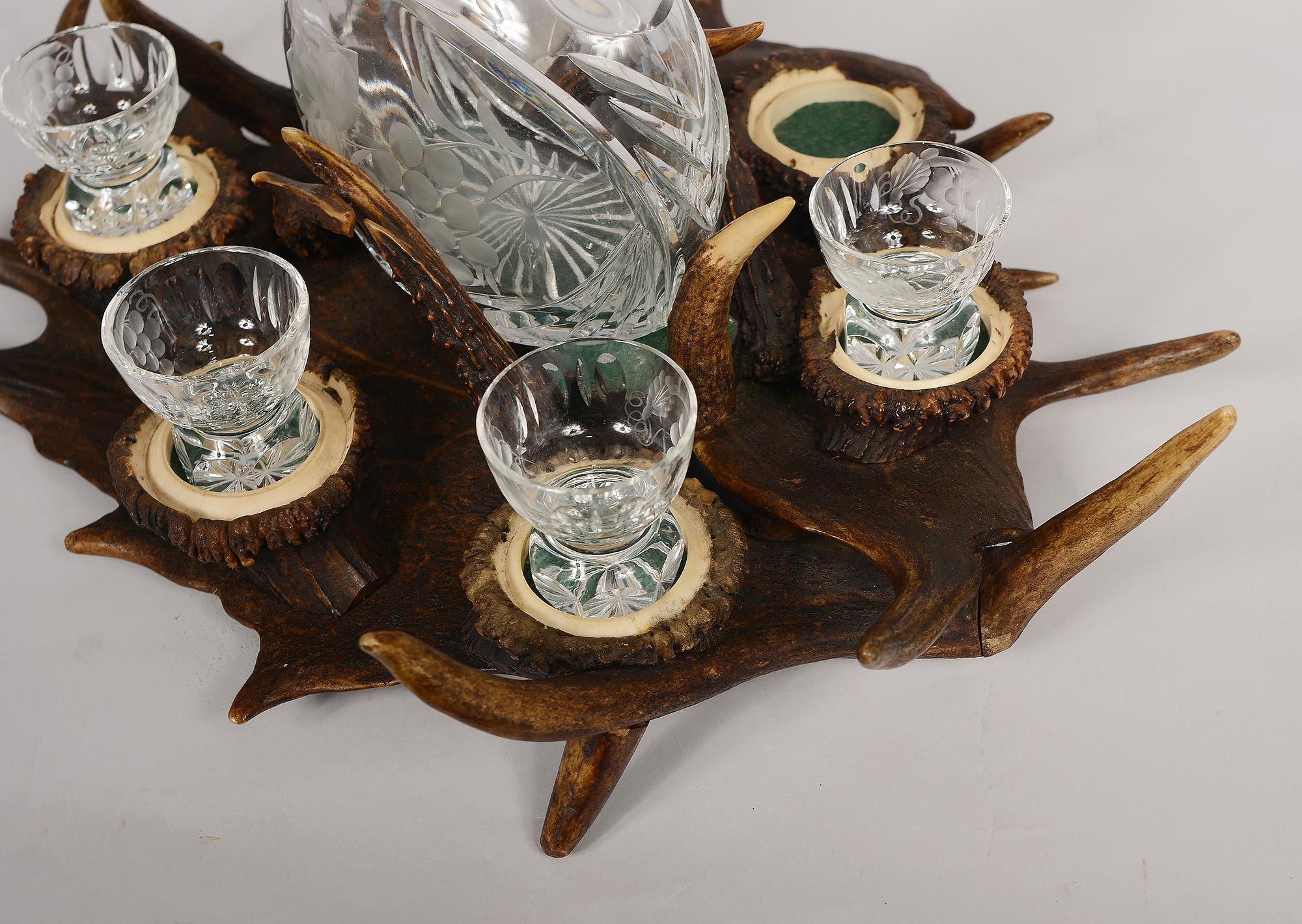 Plateau en bois de cerf de Black Forest avec carafe et verres en vente 4