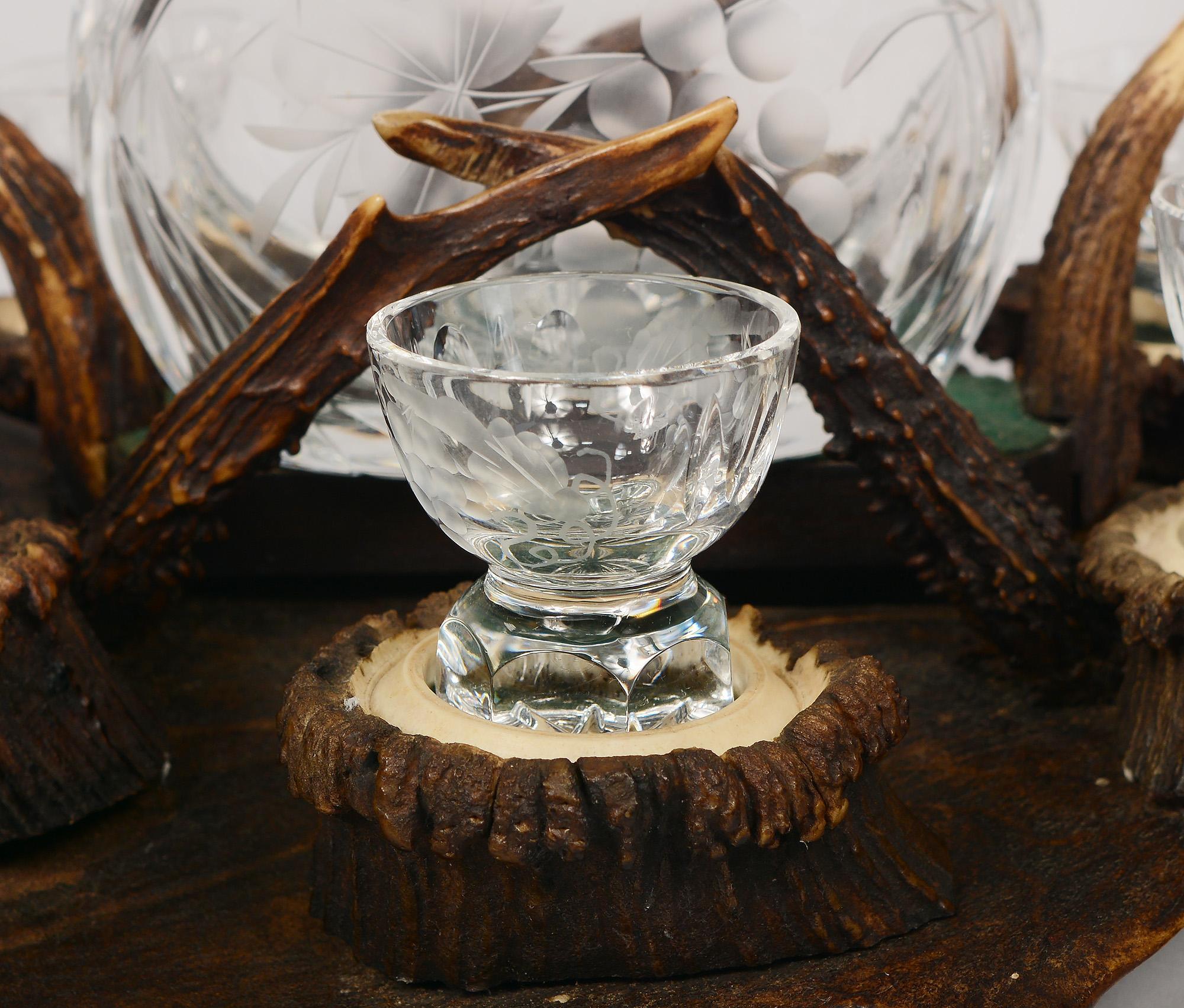Plateau en bois de cerf de Black Forest avec carafe et verres en vente 5