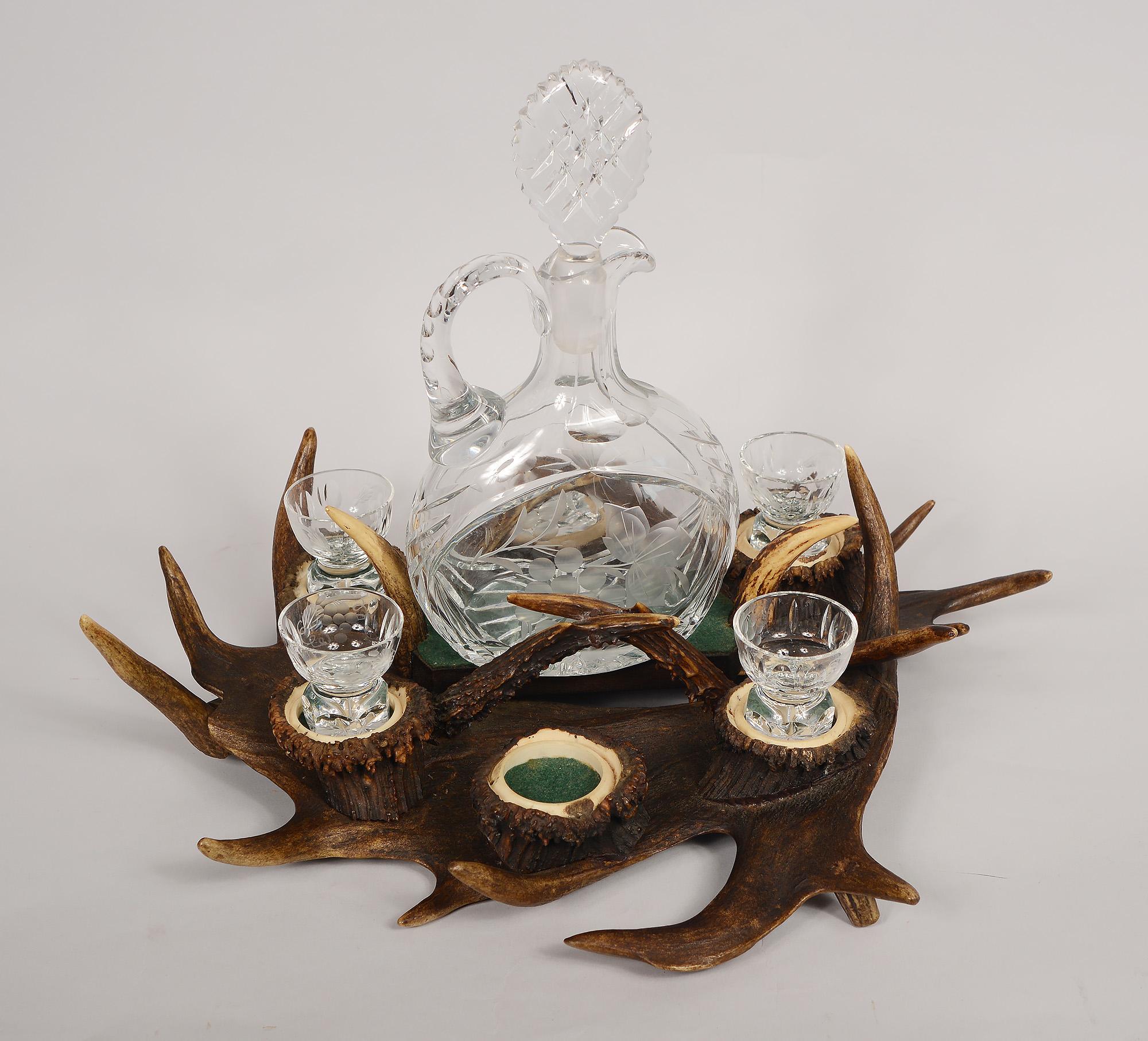 Allemand Plateau en bois de cerf de Black Forest avec carafe et verres en vente