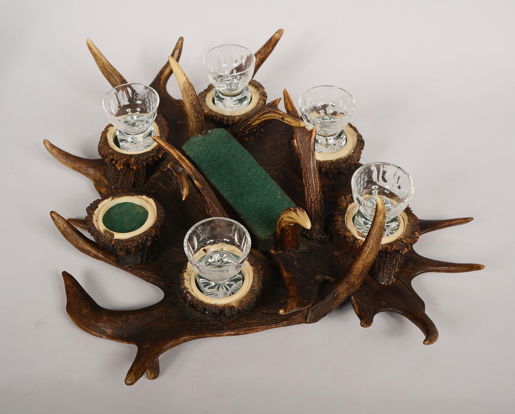 Bois cerf Plateau en bois de cerf de Black Forest avec carafe et verres en vente