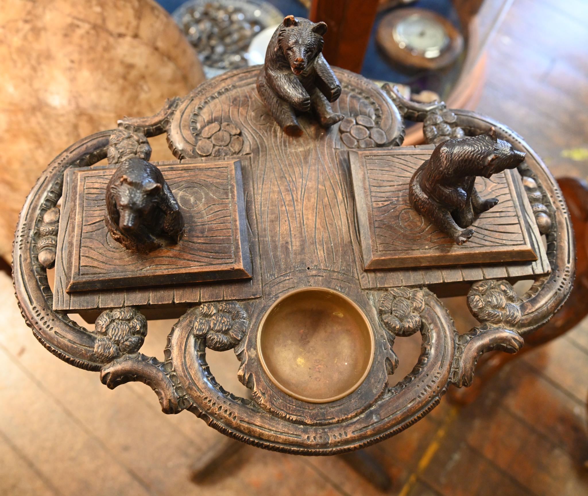 Table d'appoint à thé allemande Black Forest sculptée 1840 Bon état - En vente à Potters Bar, GB
