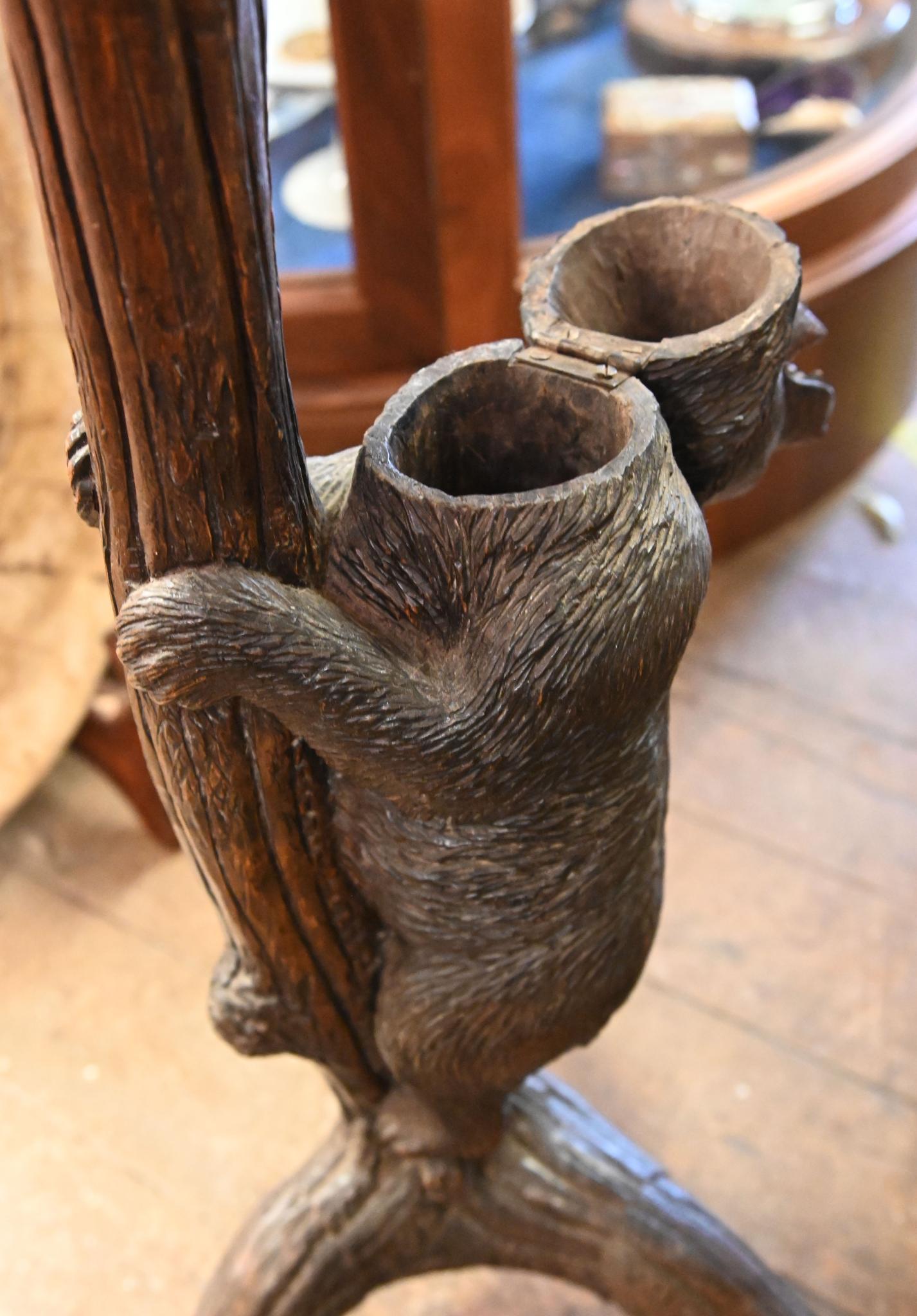 Bois Table d'appoint à thé allemande Black Forest sculptée 1840 en vente