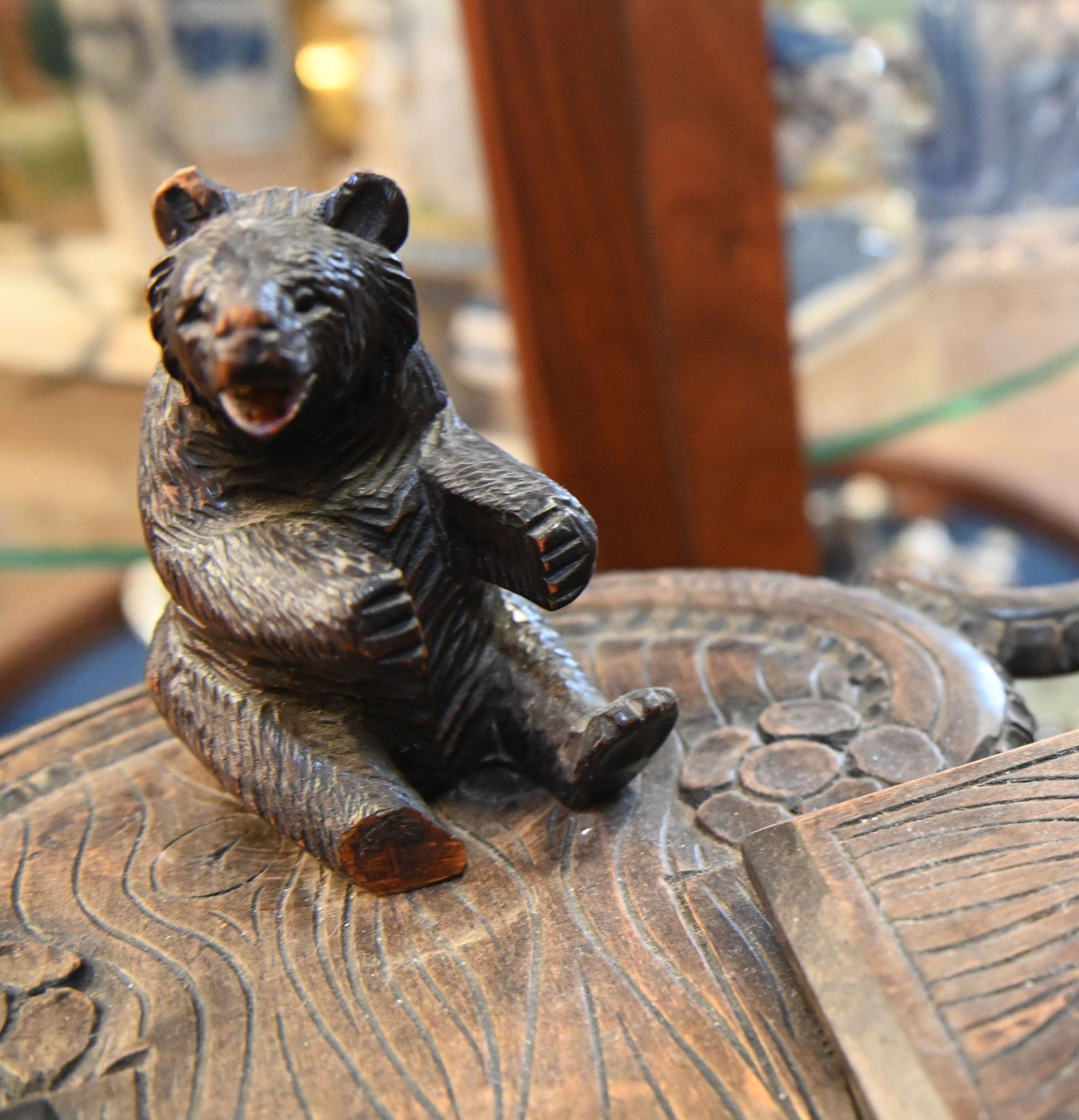Table d'appoint à thé allemande Black Forest sculptée 1840 en vente 1
