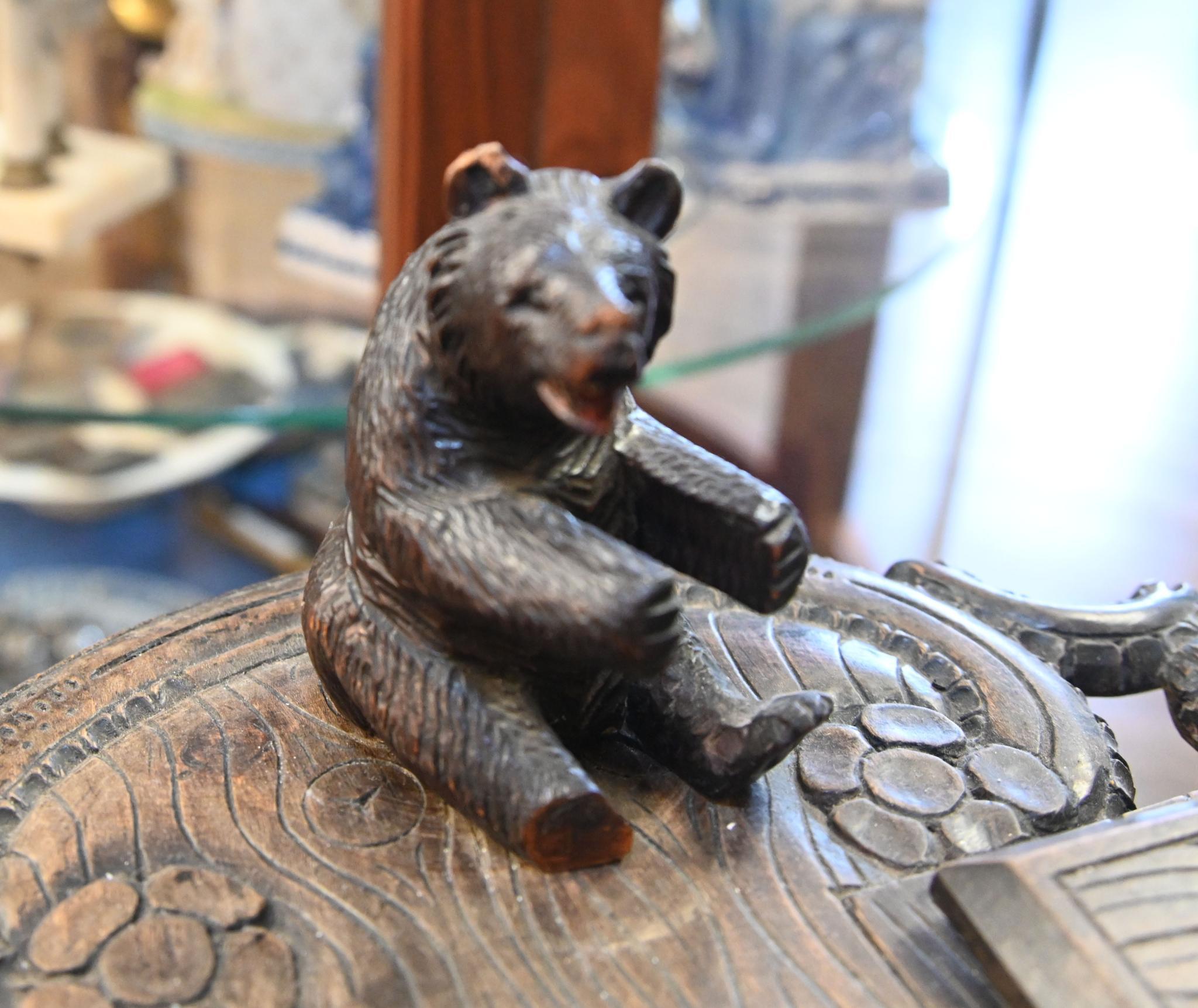 Table d'appoint à thé allemande Black Forest sculptée 1840 en vente 2