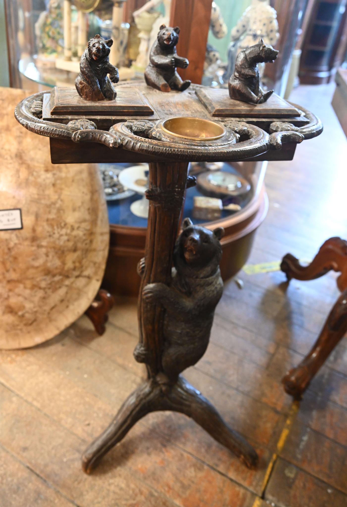 Table d'appoint à thé allemande Black Forest sculptée 1840 en vente 3