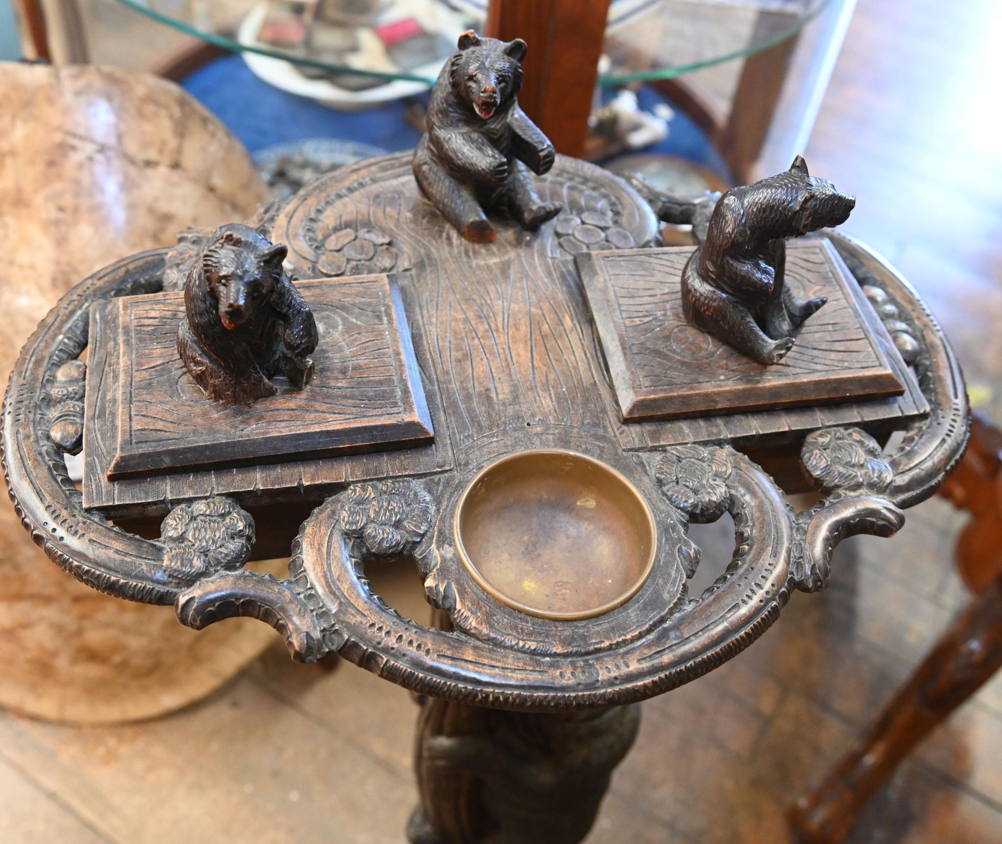 Table d'appoint à thé allemande Black Forest sculptée 1840 en vente 4