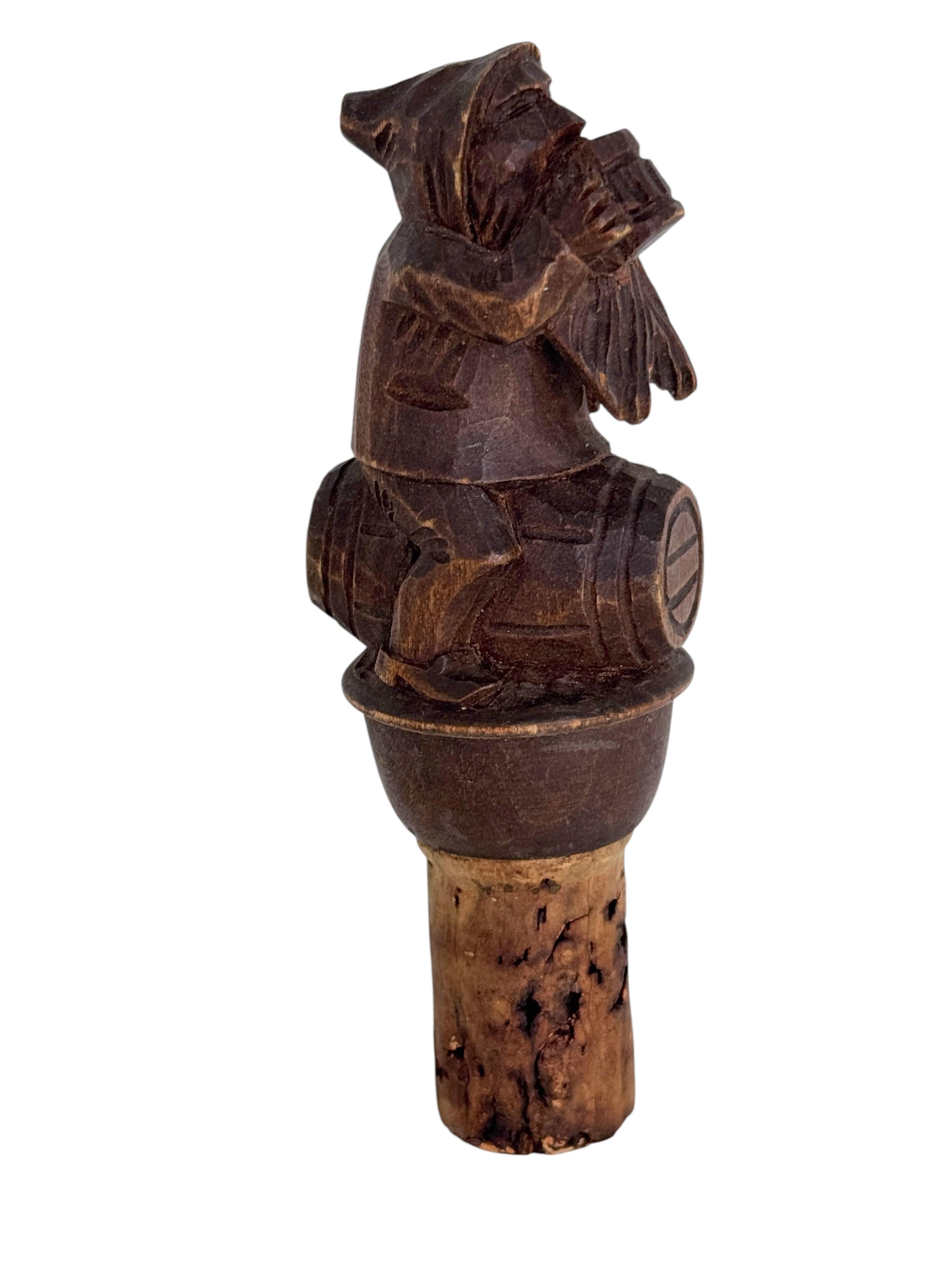 German Black Forest Wood Carved Figural Gnome Cork Bottle Stopper, 1910s In Good Condition For Sale In Nuernberg, DE