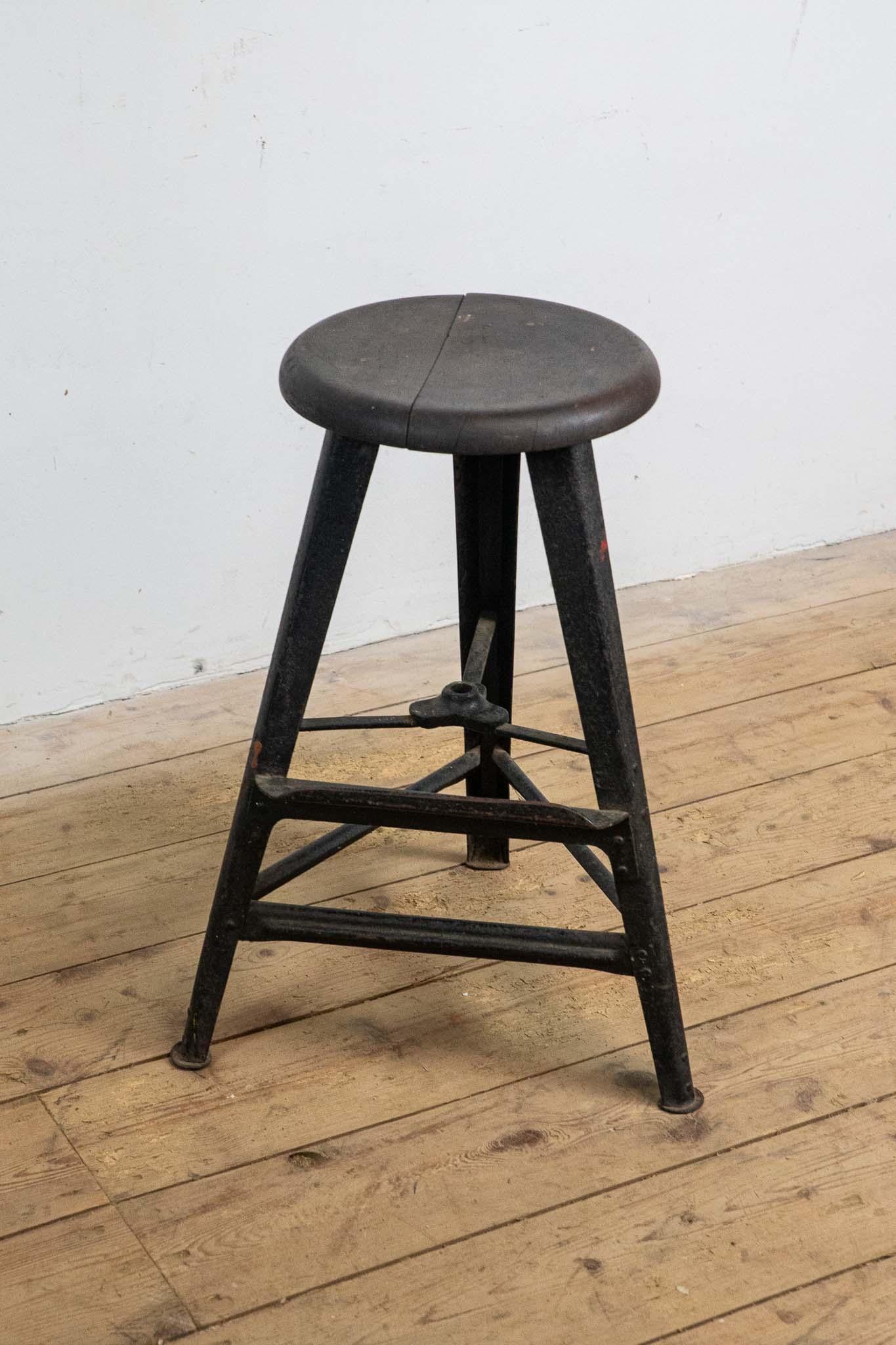 Deutsche Metallhocker strahlen Schlichtheit und Handwerkskunst aus. 