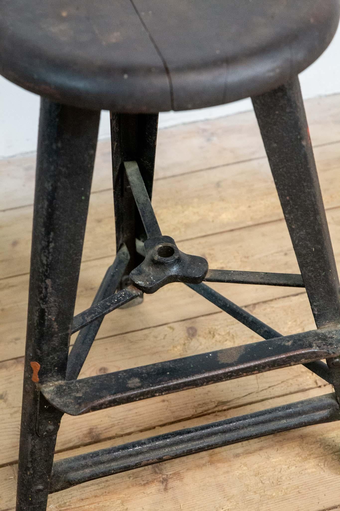 Deutscher schwarzer Metallhocker 1960er Jahre im Zustand „Relativ gut“ im Angebot in Amsterdam, Noord Holland