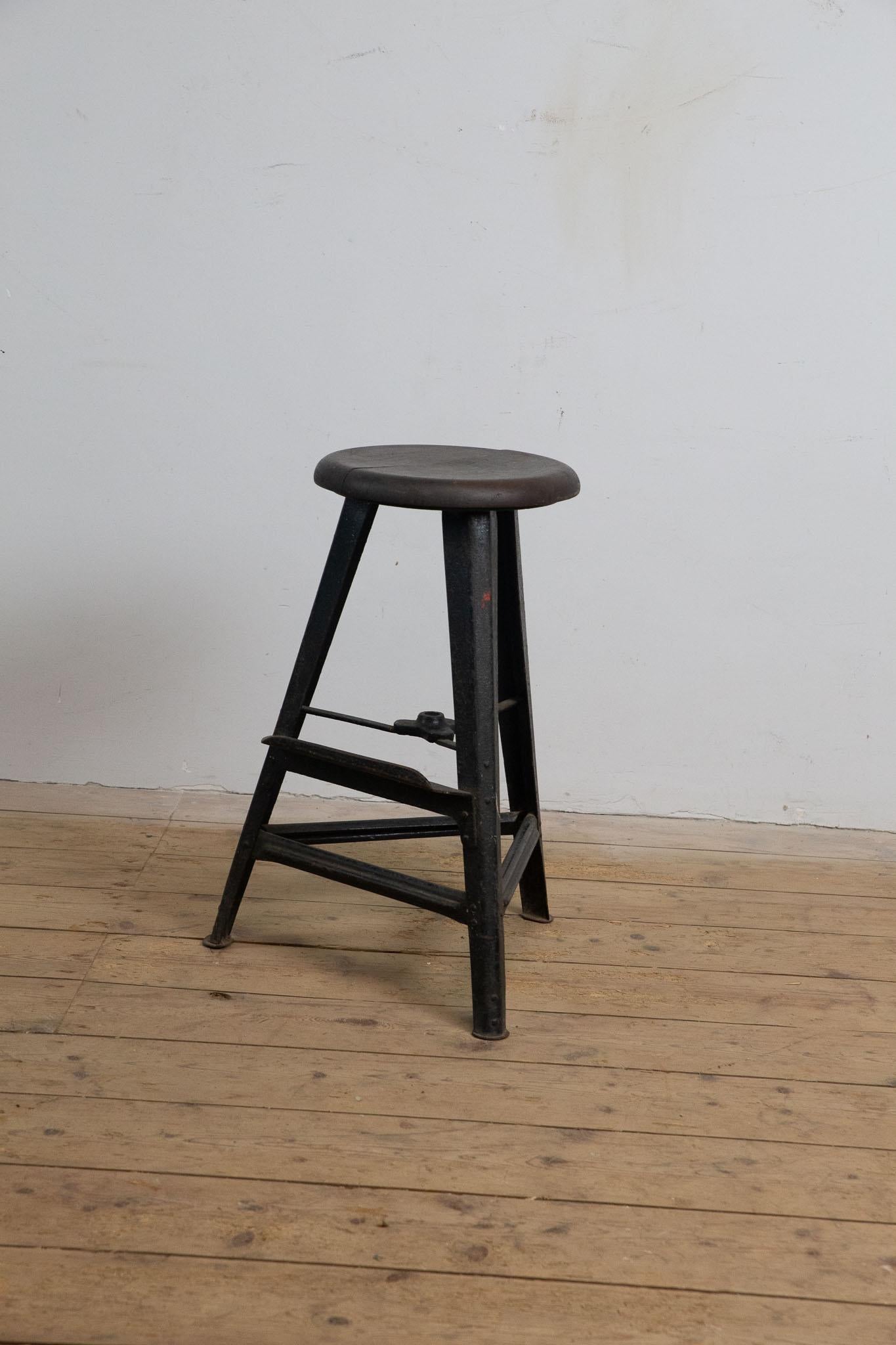 Deutscher schwarzer Metallhocker 1960er Jahre (Mitte des 20. Jahrhunderts) im Angebot