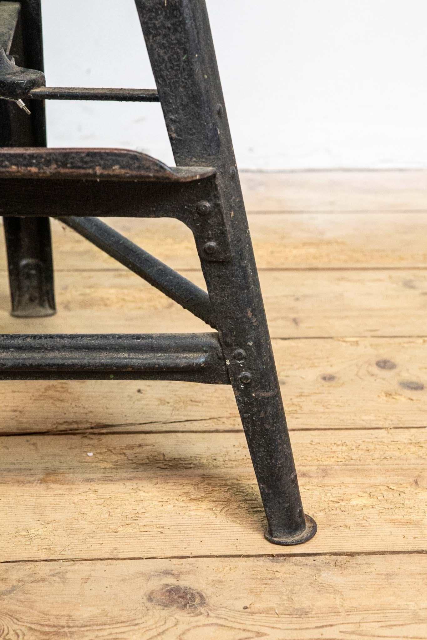 Deutscher schwarzer Metallhocker 1960er Jahre (Holz) im Angebot