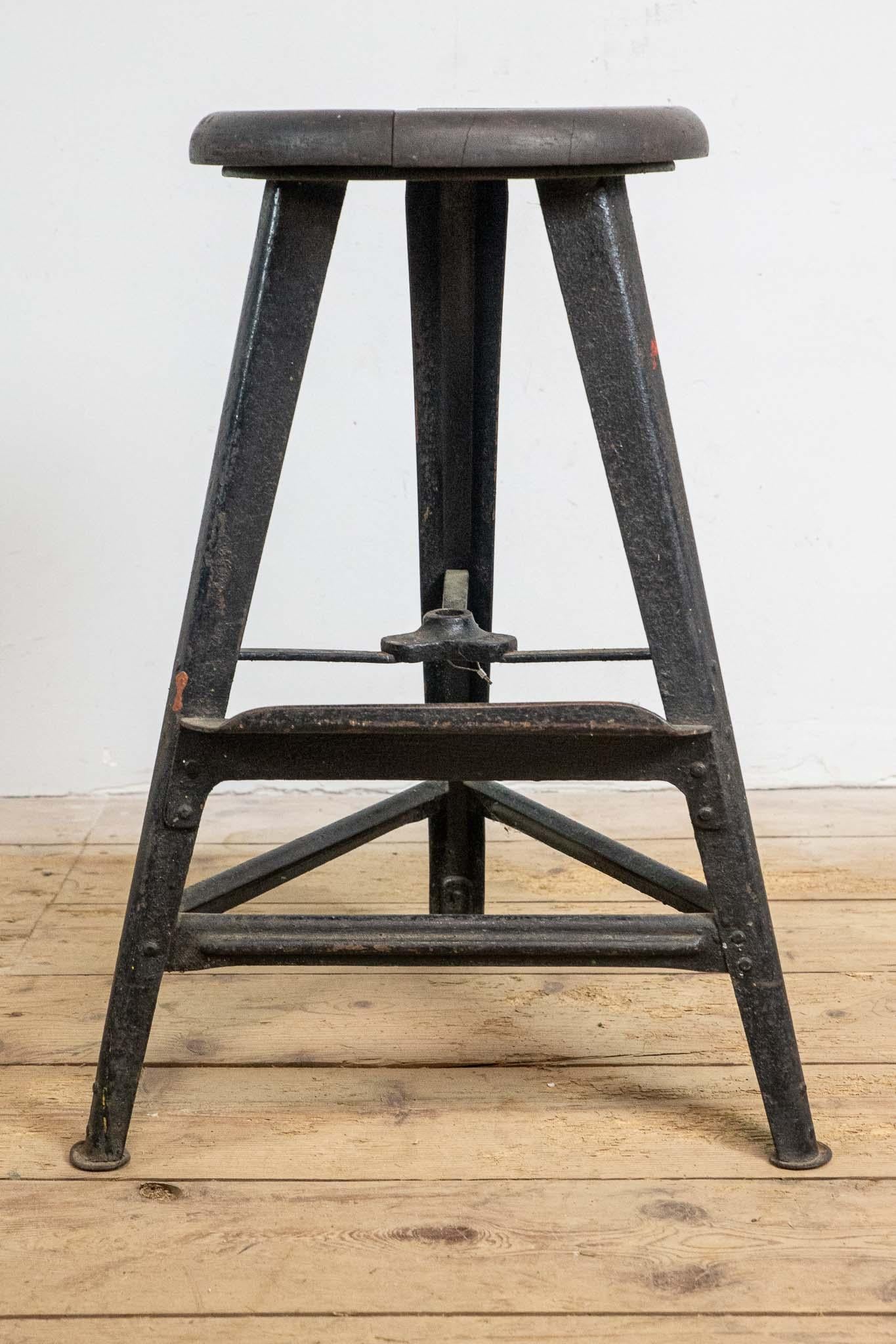 Deutscher schwarzer Metallhocker 1960er Jahre im Angebot 1