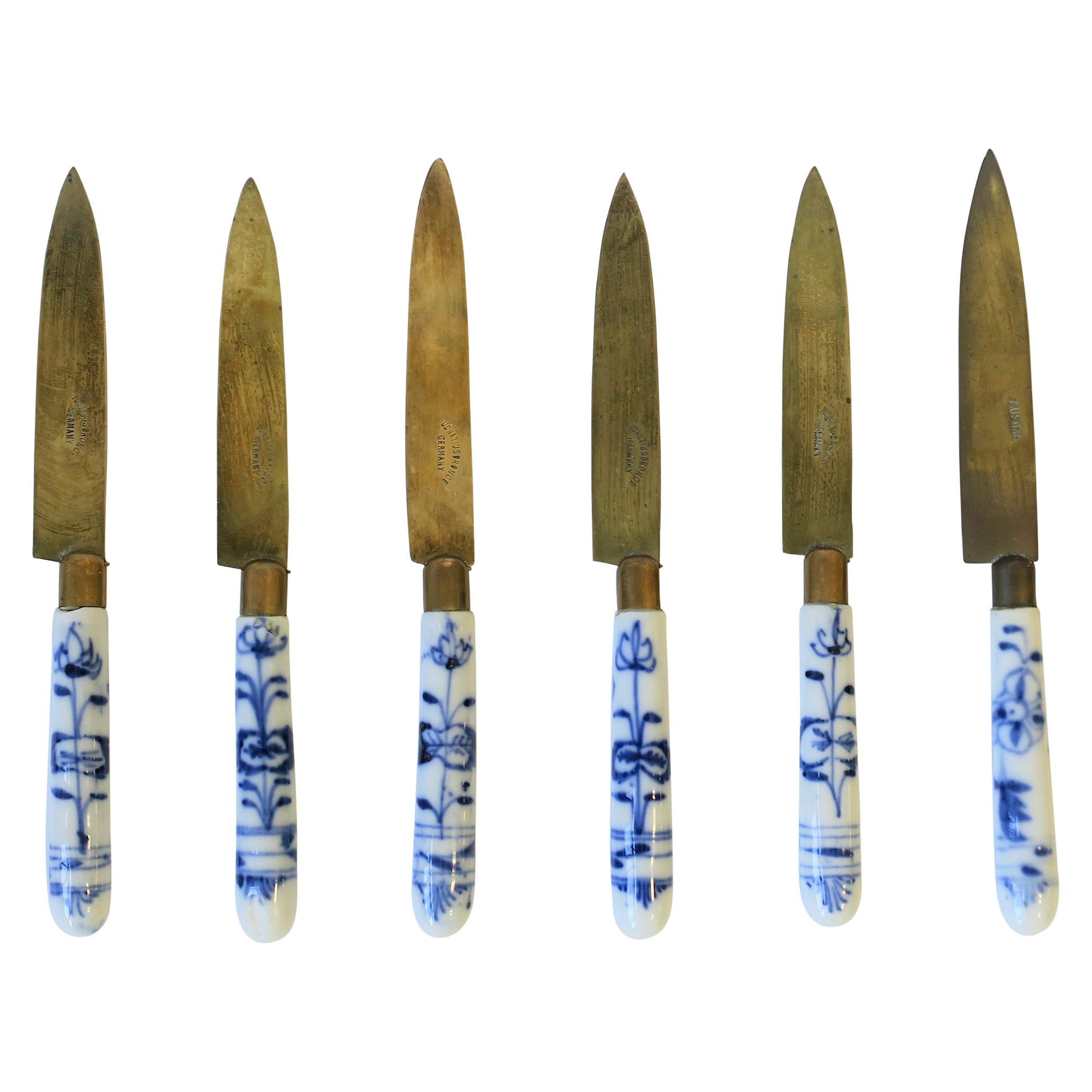 https://a.1stdibscdn.com/german-blue-and-white-porcelain-and-bronze-knife-set-for-sale/1121189/f_157546921566293269465/15754692_master.jpg