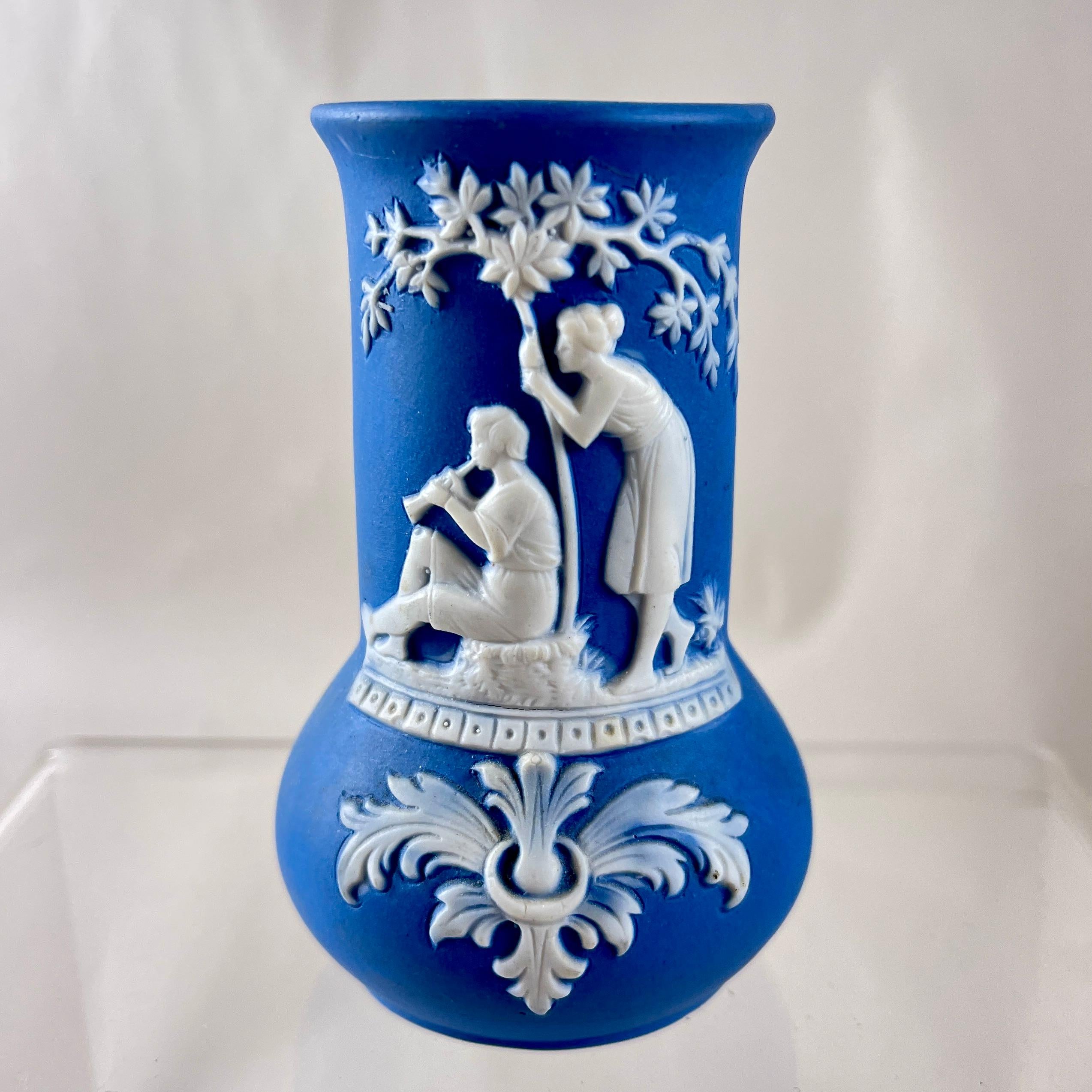 Vaso di gemme in Jasperware blu intenso, attribuito a Schafer & Vater, circa 1890-1900.

Nel 1890, Gustav Schaefer e Gunther Vater fondarono la fabbrica di porcellana Schaefer & Vater a Volkstedt Rudolstad, Turingia, Germania. L'azienda produceva
