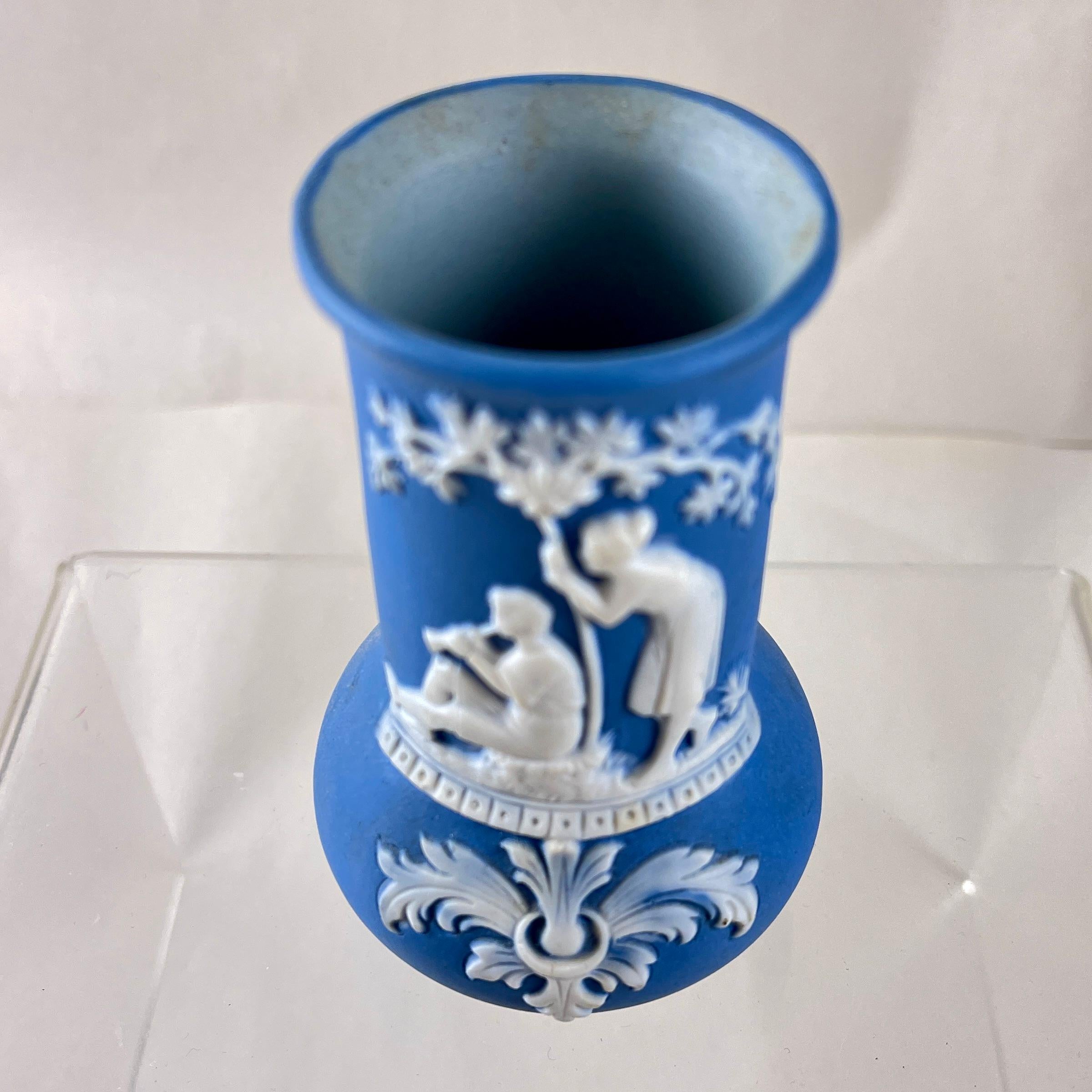 Neoclassico Vaso a bocciolo per coppia corteggiata in vasellame tedesco blu diaspro in vendita