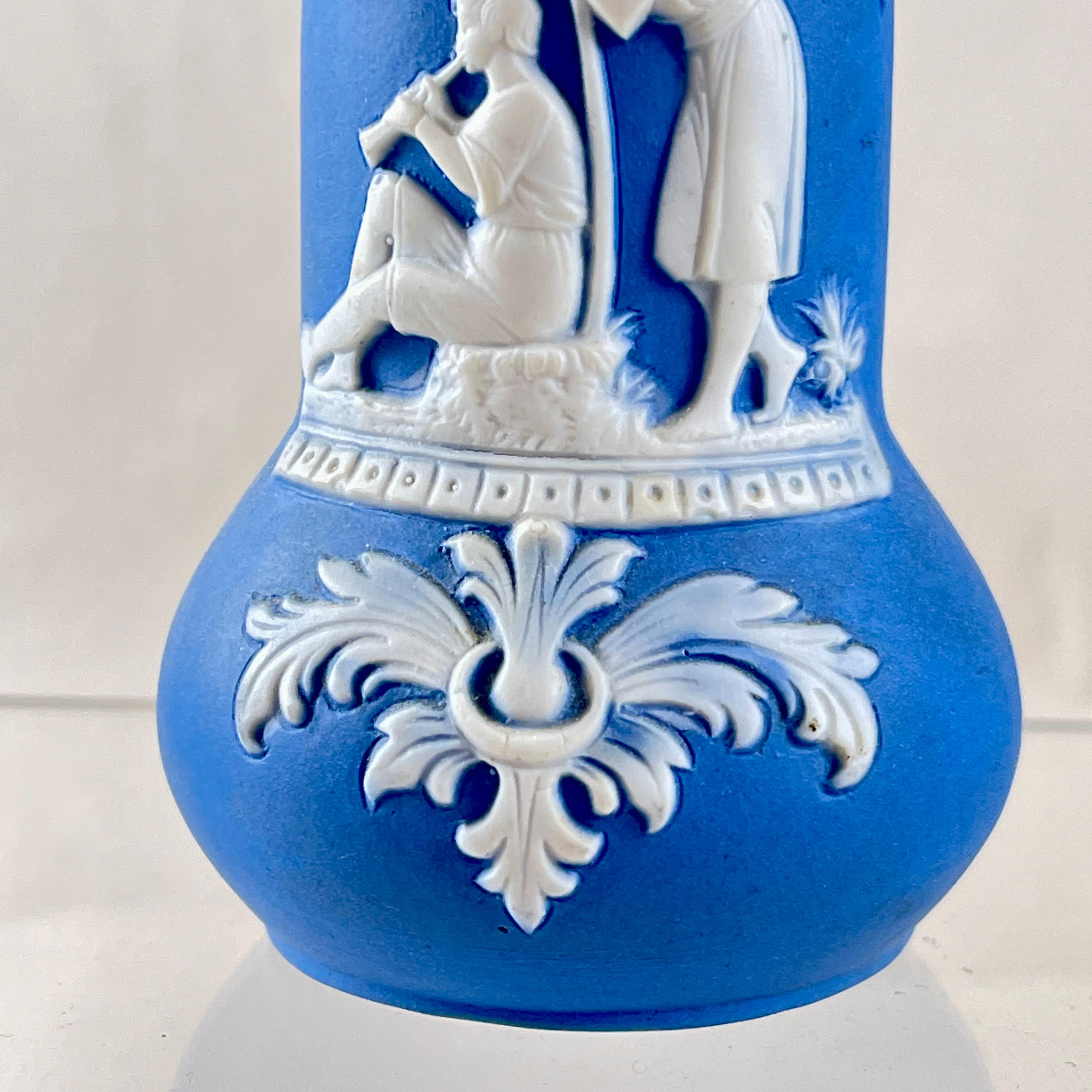 Vaso a bocciolo per coppia corteggiata in vasellame tedesco blu diaspro In condizioni buone in vendita a Philadelphia, PA
