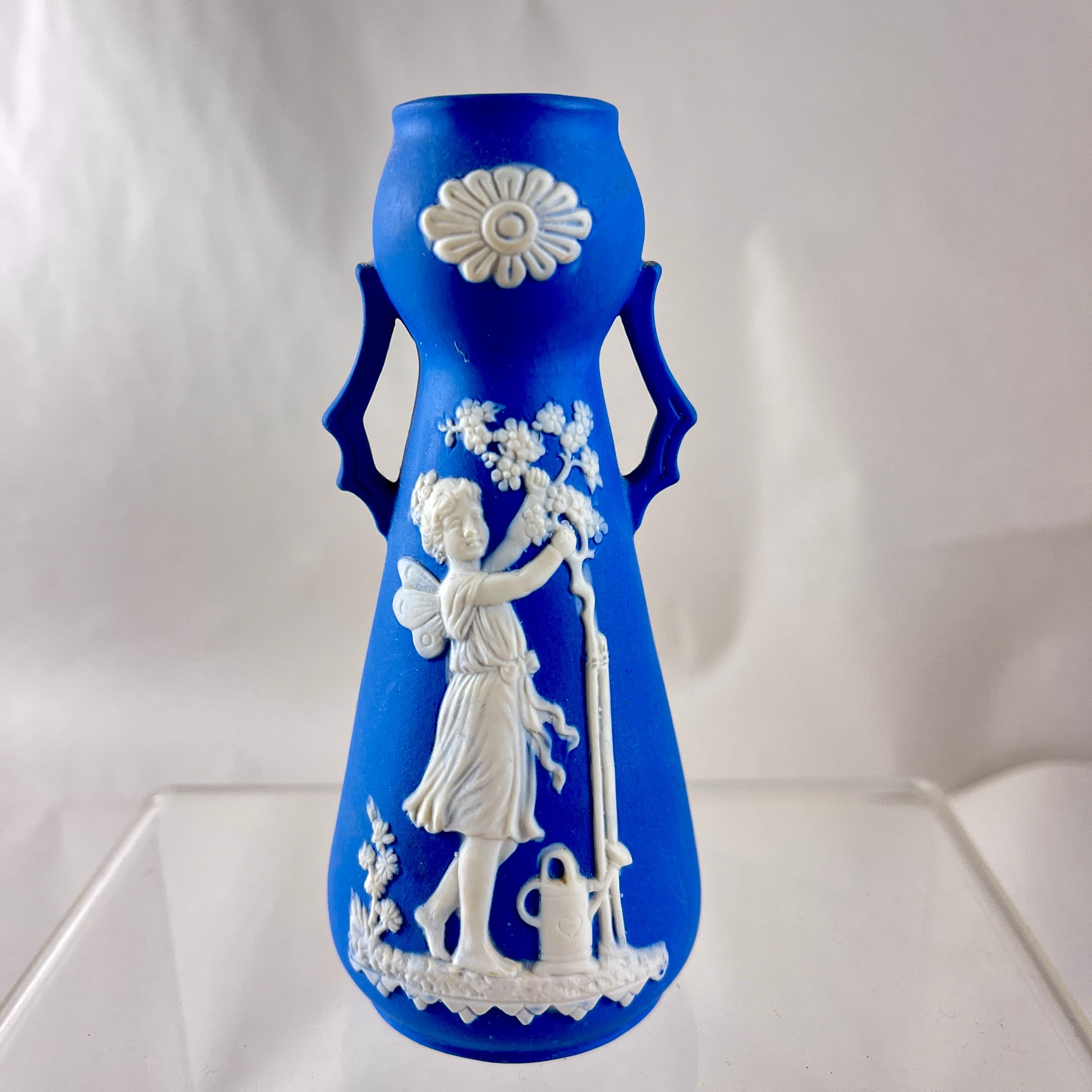 Néoclassique Vase à bourgeons à fée ailée en faïence bleue allemande en vente