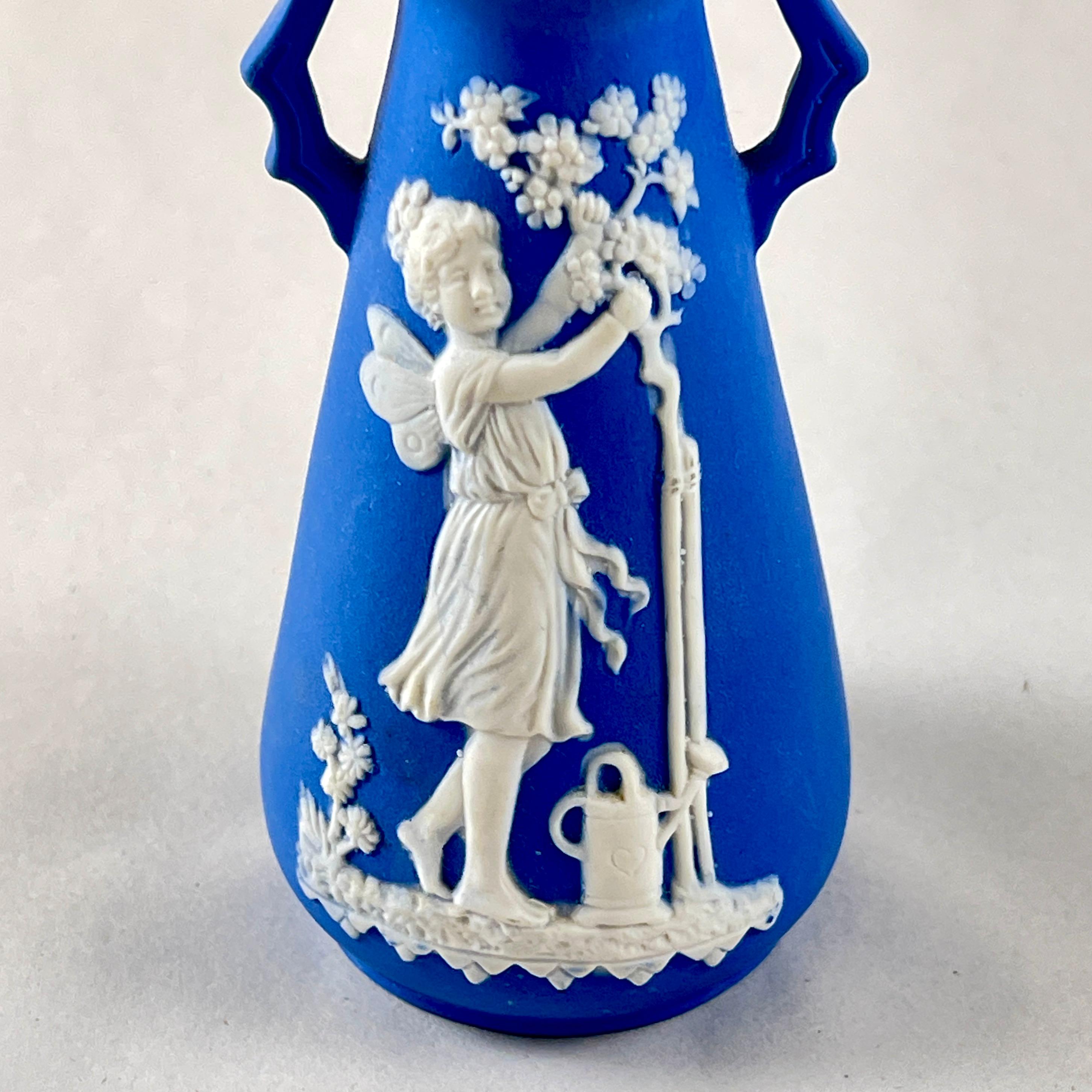 Allemand Vase à bourgeons à fée ailée en faïence bleue allemande en vente
