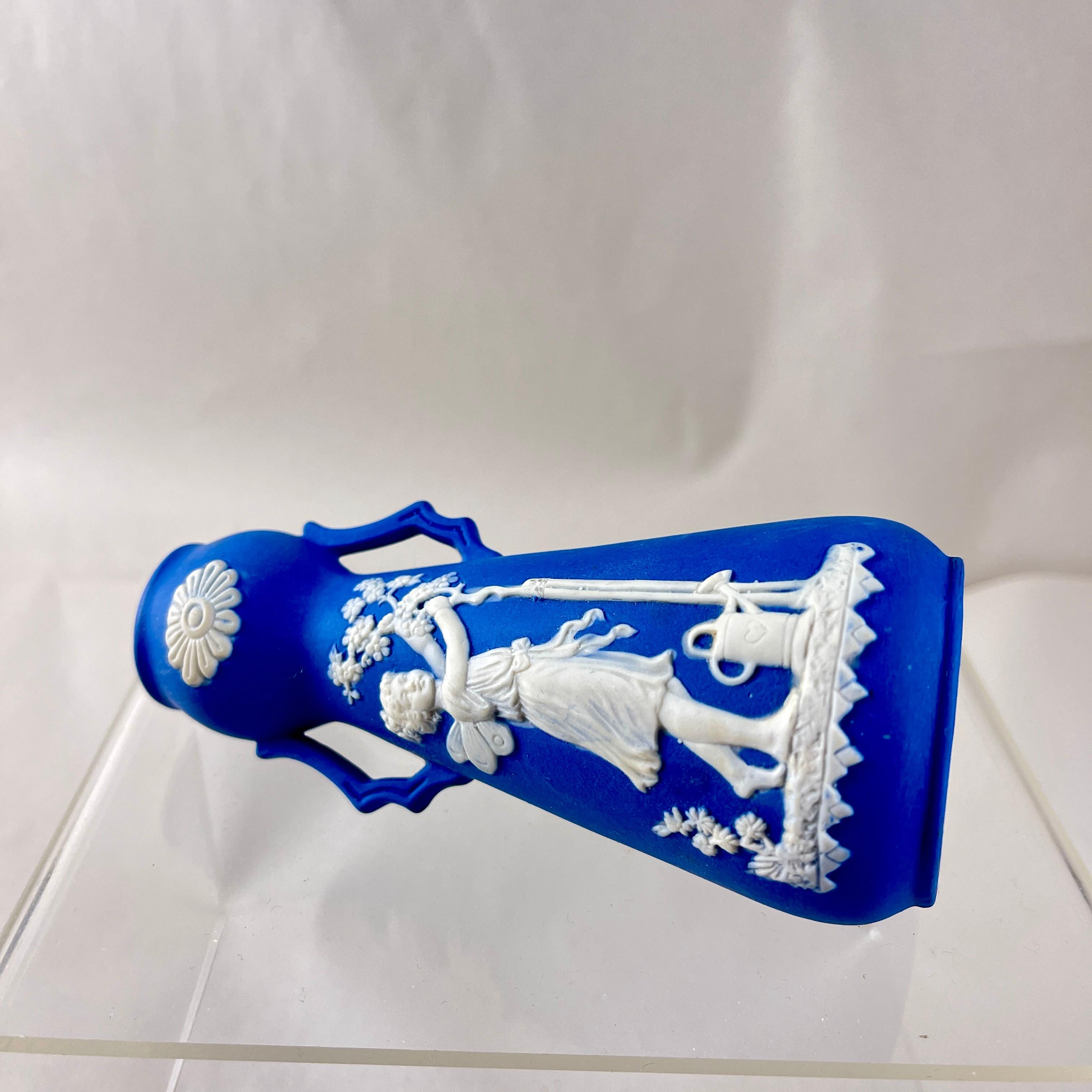 Vase à bourgeons à fée ailée en faïence bleue allemande Bon état - En vente à Philadelphia, PA