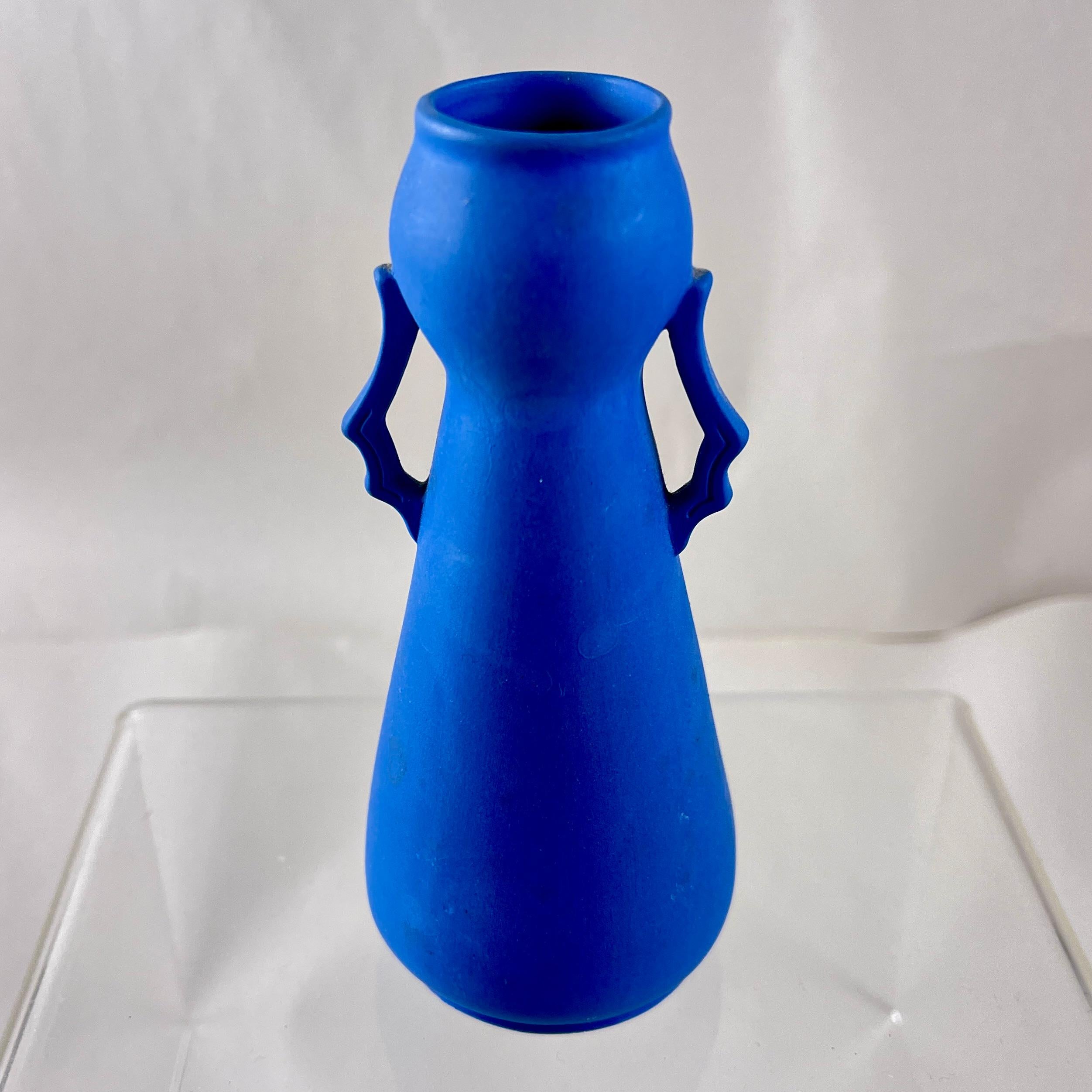 XIXe siècle Vase à bourgeons à fée ailée en faïence bleue allemande en vente